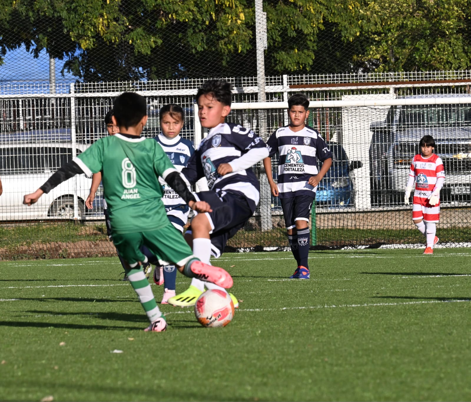 Las grandes jugadas de la Liga Imdem de Futbol llenaron el campo de pasto sintético de la Unidad Deportiva Sahop, con el empate a un gol entre Pachuca Mazatlán 'B' y León Mazatlán, como parte de la segunda jornada de la categoría Infantil del certamen.