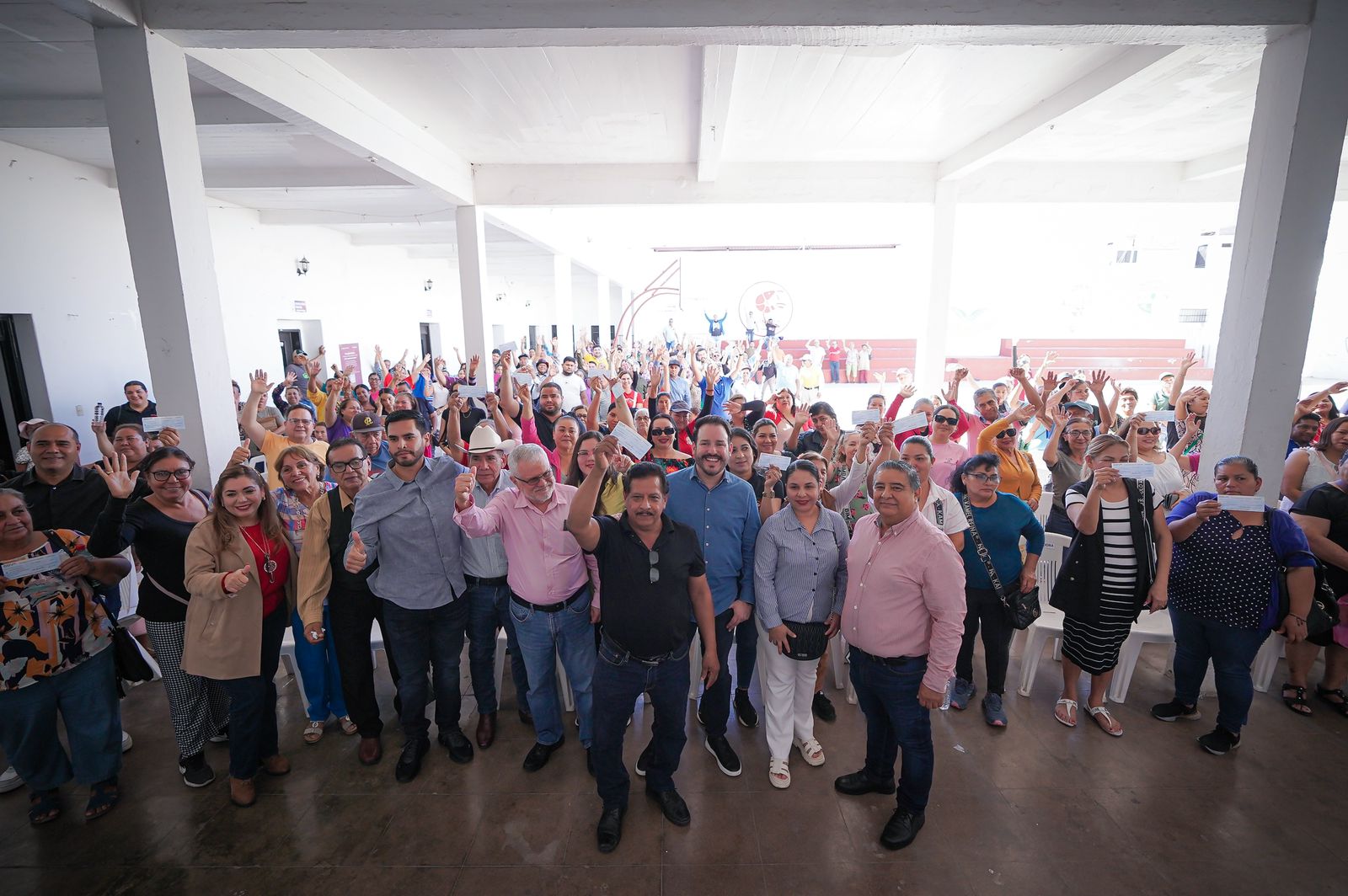 • El programa económico emergente del Gobernador Rubén Rocha Moya beneficia a 460 pequeños negocios en El Rosario y Escuinapa, fortaleciendo la economía local con apoyos directos que dinamizan las comunidades del sur de Sinaloa.

El Rosario y Escuinapa, Sinaloa, 18 de enero de 2025. Este día se entregaron 460 apoyos directos del programa económico emergente “Sinaloa Late Fuerte” a comerciantes y restauranteros de El Rosario y Escuinapa, cumpliendo así el compromiso del Gobernador Rubén Rocha Moya de brindar recursos inmediatos para fortalecer sectores clave de la economía en esta importante región del sur de Sinaloa.
Durante el evento, el Secretario de Economía, Ricardo Velarde Cárdenas, destacó la relevancia de los municipios del sur en la estrategia de desarrollo del Gobierno de Sinaloa. Subrayó que “Sinaloa Late Fuerte” refleja la instrucción del Gobernador de priorizar la reactivación económica en todo el estado, incluyendo las zonas más vulnerables. Señaló que este programa tiene como objetivo inyectar recursos que generen movimiento en la economía local, al beneficiar a pequeños negocios que, a su vez, dinamizan las comunidades al comprar a proveedores y cubrir sus gastos operativos.
Velarde Cárdenas expresó su satisfacción al constatar que los apoyos están llegando a negocios de las cabeceras municipales y sindicaturas, enfatizando que la única manera de enfrentar los retos es mediante el trabajo y el esfuerzo conjunto. En El Rosario se otorgaron 160 apoyos de 5 mil pesos y 50 de 10 mil pesos, mientras que en Escuinapa se entregaron 200 apoyos de 5 mil pesos y 50 de 10 mil pesos, sumando un total de 460 beneficiarios directos.
Claudia Rodríguez Valdez, propietaria de un restaurante, agradeció el respaldo en nombre de los beneficiarios, resaltando la importancia de este tipo de apoyos para continuar operando y ofreciendo servicios tanto a turistas como a locales. Subrayó que su negocio, especializado en comida típica, se beneficia directamente al aumentar su visibilidad y fortalecer su capacidad para atender a sus clientes.
La Presidenta Municipal de El Rosario, Claudia Liliana Valdez Aguilar, reconoció la visión del Gobernador Rubén Rocha Moya al promover programas como “Sinaloa Late Fuerte”, los cuales son fundamentales para que los comerciantes y restauranteros puedan consolidar sus negocios y sobresalir en sus comunidades. Hizo un llamado a los beneficiarios a utilizar estos recursos de manera responsable, destacando que este tipo de apoyos son reales y están diseñados para ayudarlos a salir adelante.
Por su parte, el Presidente Municipal de Escuinapa, Víctor Manuel Díaz Simental, resaltó el impacto positivo de las acciones emprendidas por el Gobernador en beneficio del sur del estado. Reconoció a Ricardo Velarde como un interlocutor directo con el Gobernador, dada su cercanía con la región, y señaló que este tipo de programas son esenciales para responder a las necesidades de los municipios. Díaz Simental destacó además la reciente inauguración de una obra en Mazatlán que traerá beneficios significativos para toda la región sur.
Con estas acciones, el Gobierno de Sinaloa reafirma su compromiso de trabajar por la recuperación económica, promoviendo la tranquilidad y la seguridad necesarias para que la actividad productiva se reactive plenamente y beneficie a todas las comunidades del estado.
