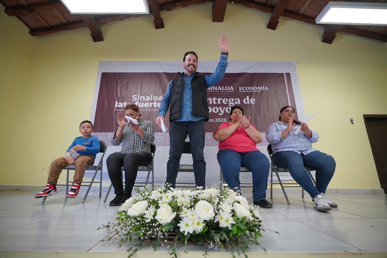 • El programa económico emergente del Gobernador Rubén Rocha Moya beneficia a 460 pequeños negocios en El Rosario y Escuinapa, fortaleciendo la economía local con apoyos directos que dinamizan las comunidades del sur de Sinaloa.

El Rosario y Escuinapa, Sinaloa, 18 de enero de 2025. Este día se entregaron 460 apoyos directos del programa económico emergente “Sinaloa Late Fuerte” a comerciantes y restauranteros de El Rosario y Escuinapa, cumpliendo así el compromiso del Gobernador Rubén Rocha Moya de brindar recursos inmediatos para fortalecer sectores clave de la economía en esta importante región del sur de Sinaloa.
Durante el evento, el Secretario de Economía, Ricardo Velarde Cárdenas, destacó la relevancia de los municipios del sur en la estrategia de desarrollo del Gobierno de Sinaloa. Subrayó que “Sinaloa Late Fuerte” refleja la instrucción del Gobernador de priorizar la reactivación económica en todo el estado, incluyendo las zonas más vulnerables. Señaló que este programa tiene como objetivo inyectar recursos que generen movimiento en la economía local, al beneficiar a pequeños negocios que, a su vez, dinamizan las comunidades al comprar a proveedores y cubrir sus gastos operativos.
Velarde Cárdenas expresó su satisfacción al constatar que los apoyos están llegando a negocios de las cabeceras municipales y sindicaturas, enfatizando que la única manera de enfrentar los retos es mediante el trabajo y el esfuerzo conjunto. En El Rosario se otorgaron 160 apoyos de 5 mil pesos y 50 de 10 mil pesos, mientras que en Escuinapa se entregaron 200 apoyos de 5 mil pesos y 50 de 10 mil pesos, sumando un total de 460 beneficiarios directos.
Claudia Rodríguez Valdez, propietaria de un restaurante, agradeció el respaldo en nombre de los beneficiarios, resaltando la importancia de este tipo de apoyos para continuar operando y ofreciendo servicios tanto a turistas como a locales. Subrayó que su negocio, especializado en comida típica, se beneficia directamente al aumentar su visibilidad y fortalecer su capacidad para atender a sus clientes.
La Presidenta Municipal de El Rosario, Claudia Liliana Valdez Aguilar, reconoció la visión del Gobernador Rubén Rocha Moya al promover programas como “Sinaloa Late Fuerte”, los cuales son fundamentales para que los comerciantes y restauranteros puedan consolidar sus negocios y sobresalir en sus comunidades. Hizo un llamado a los beneficiarios a utilizar estos recursos de manera responsable, destacando que este tipo de apoyos son reales y están diseñados para ayudarlos a salir adelante.
Por su parte, el Presidente Municipal de Escuinapa, Víctor Manuel Díaz Simental, resaltó el impacto positivo de las acciones emprendidas por el Gobernador en beneficio del sur del estado. Reconoció a Ricardo Velarde como un interlocutor directo con el Gobernador, dada su cercanía con la región, y señaló que este tipo de programas son esenciales para responder a las necesidades de los municipios. Díaz Simental destacó además la reciente inauguración de una obra en Mazatlán que traerá beneficios significativos para toda la región sur.
Con estas acciones, el Gobierno de Sinaloa reafirma su compromiso de trabajar por la recuperación económica, promoviendo la tranquilidad y la seguridad necesarias para que la actividad productiva se reactive plenamente y beneficie a todas las comunidades del estado.
