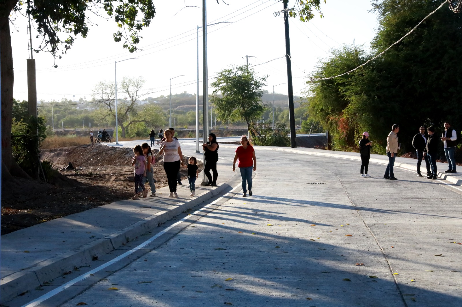 -	Inaugura Rocha Moya obras de vialidad en Culiacán, con una inversión superior a los 26.1 millones de pesos.
-	Esta calle permitirá conectar la avenida Álvaro Obregón con el Blvd. Sánchez Alonso, haciendo un par vial que desfogará el tráfico en la zona norponiente de la ciudad.
