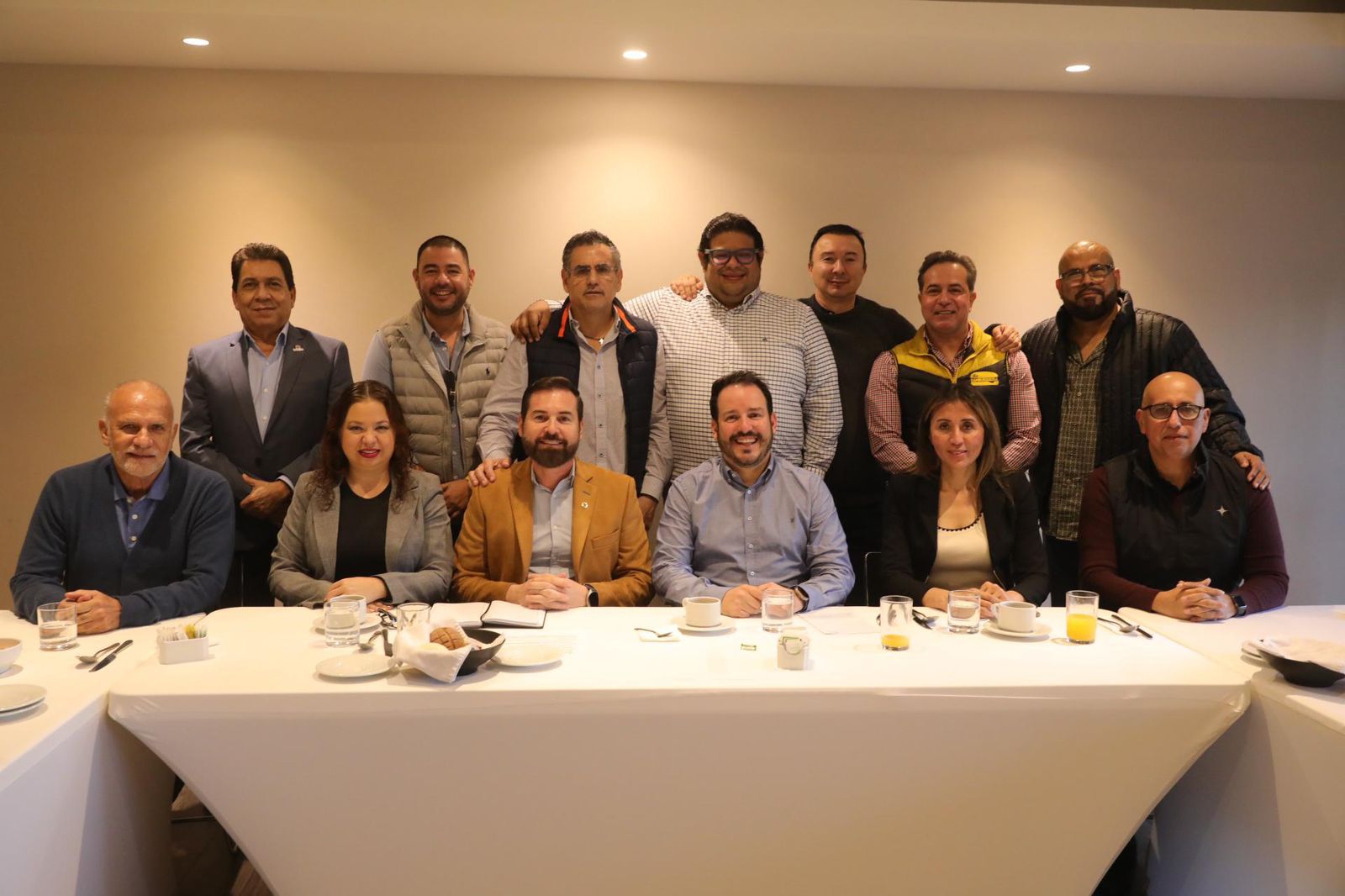 El Secretario de Economía en Sinaloa, Ricardo “Pity” Velarde Cárdenas, se reunió este lunes con integrantes de la Intercamaral Mazatlán, en un primer acercamiento con el que se busca hacer sinergia para la reactivación económica de los diferentes sectores, 