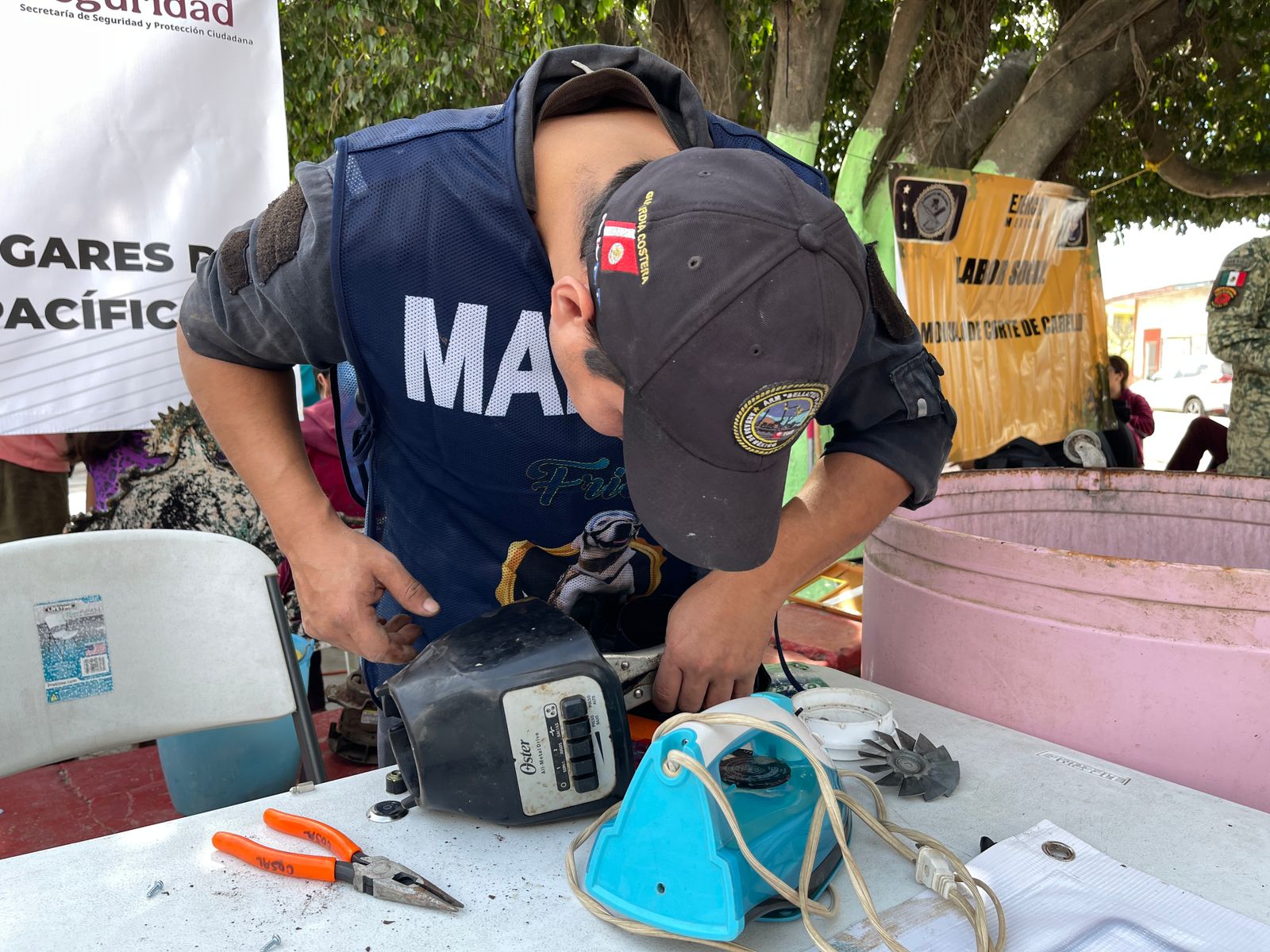 -	Desde hoy y hasta 9 de febrero visitarán lugares de difícil acceso en Mazatlán, Concordia, Rosario y Escuinapa.

Mazatlán, Sinaloa. - La Secretaría de Marina, por conducto de la Cuarta Región Naval y en coordinación con la Secretaría de Defensa Nacional (DEFENSA), Guardia Nacional (GN), Protección Civil y autoridades de Salud de los tres órdenes de gobierno, informa que, del 20 enero al 9 de febrero del presente año, se implementará el “Programa de Atención Médica de Primer Contacto en Lugares de Difícil Acceso”, con el objetivo de proporcionar atención médica a la población civil en el estado de Sinaloa. 
Es importante mencionar que, se estará apoyando con Brigadas Médicas compuestas por personal de medicina general, enfermeros, odontólogos, promotores de la salud, personal de reclutamiento de oferta laboral y académica, peluqueros y de servicios médicos preventivos para la detección de enfermedades, en las siguiente comunidades: Agua Verde, el Cerro, Pozole y Potrerillos municipios del Rosario, las Iguanas municipio de Concordia, la Campana, Ojo de Agua y Tecualilla municipios de Escuinapa, las Chicuras, Veranos, Lomas de Monterrey y la Sábila en el poblado de la Noria municipios de Mazatlán.
Cabe mencionar que, en la implementación de este programa, se dispondrá de vehículos tipo pick-up, ambulancias equipadas para la atención de primer contacto para el traslado a las áreas de difícil acceso, equipo médico y de curación, medicamentos, vacunas e insumos para atender las necesidades durante la ejecución de citada jornada; así como, personal para el apoyo de seguridad y transporte para el traslado terrestre de las brigadas médicas y personal de apoyo. 
De esta manera, la Secretaría de Marina en coordinación con autoridades de los tres órdenes de gobierno, trabaja para brindar atención médica en lugares de difícil acceso, con el fin de ser el primer contacto en el cuidado de la salud de los habitantes de las localidades de Mazatlán, Sinaloa en beneficio del pueblo de México.
