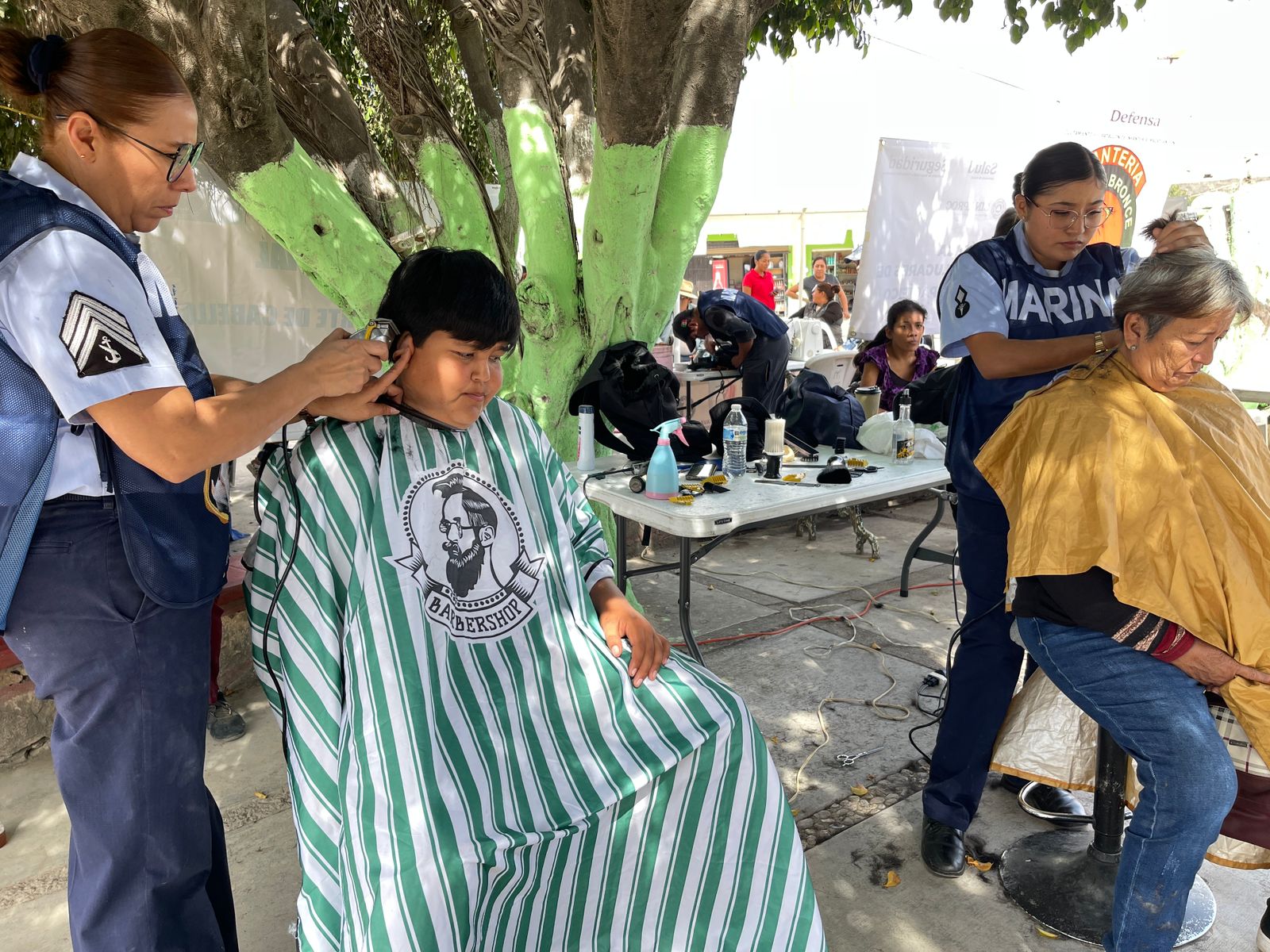 -	Desde hoy y hasta 9 de febrero visitarán lugares de difícil acceso en Mazatlán, Concordia, Rosario y Escuinapa.

Mazatlán, Sinaloa. - La Secretaría de Marina, por conducto de la Cuarta Región Naval y en coordinación con la Secretaría de Defensa Nacional (DEFENSA), Guardia Nacional (GN), Protección Civil y autoridades de Salud de los tres órdenes de gobierno, informa que, del 20 enero al 9 de febrero del presente año, se implementará el “Programa de Atención Médica de Primer Contacto en Lugares de Difícil Acceso”, con el objetivo de proporcionar atención médica a la población civil en el estado de Sinaloa. 
Es importante mencionar que, se estará apoyando con Brigadas Médicas compuestas por personal de medicina general, enfermeros, odontólogos, promotores de la salud, personal de reclutamiento de oferta laboral y académica, peluqueros y de servicios médicos preventivos para la detección de enfermedades, en las siguiente comunidades: Agua Verde, el Cerro, Pozole y Potrerillos municipios del Rosario, las Iguanas municipio de Concordia, la Campana, Ojo de Agua y Tecualilla municipios de Escuinapa, las Chicuras, Veranos, Lomas de Monterrey y la Sábila en el poblado de la Noria municipios de Mazatlán.
Cabe mencionar que, en la implementación de este programa, se dispondrá de vehículos tipo pick-up, ambulancias equipadas para la atención de primer contacto para el traslado a las áreas de difícil acceso, equipo médico y de curación, medicamentos, vacunas e insumos para atender las necesidades durante la ejecución de citada jornada; así como, personal para el apoyo de seguridad y transporte para el traslado terrestre de las brigadas médicas y personal de apoyo. 
De esta manera, la Secretaría de Marina en coordinación con autoridades de los tres órdenes de gobierno, trabaja para brindar atención médica en lugares de difícil acceso, con el fin de ser el primer contacto en el cuidado de la salud de los habitantes de las localidades de Mazatlán, Sinaloa en beneficio del pueblo de México.
