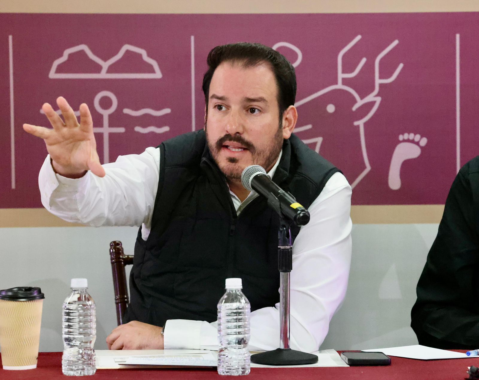 - El Secretario de Economía, Ricardo Velarde Cárdenas, informó sobre los avances en la colaboración intersecretarial para fortalecer el comercio nocturno en Sinaloa.