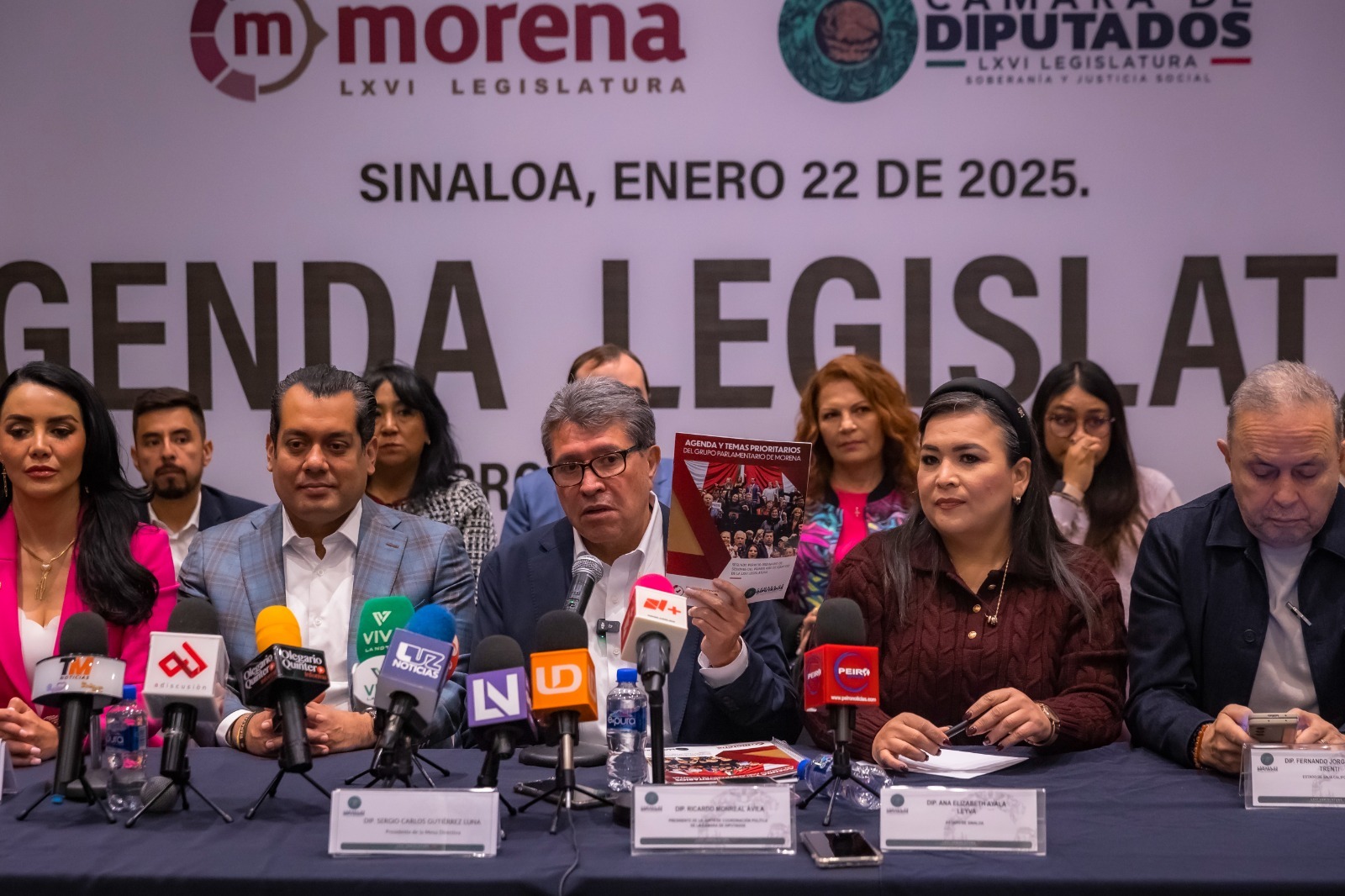 El mandatario estatal recibió a los legisladores federales de los cuatro estados del noroeste del país que sostuvieron una reunión de trabajo en Culiacán, para discutir su agenda legislativa