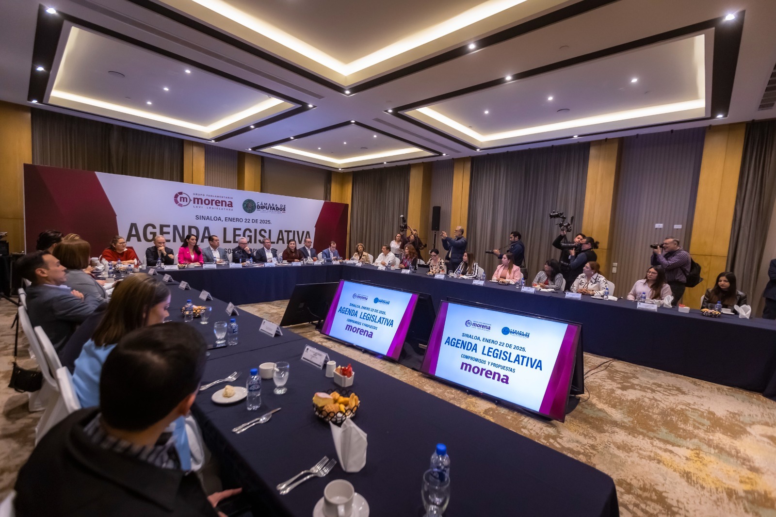 El mandatario estatal recibió a los legisladores federales de los cuatro estados del noroeste del país que sostuvieron una reunión de trabajo en Culiacán, para discutir su agenda legislativa
