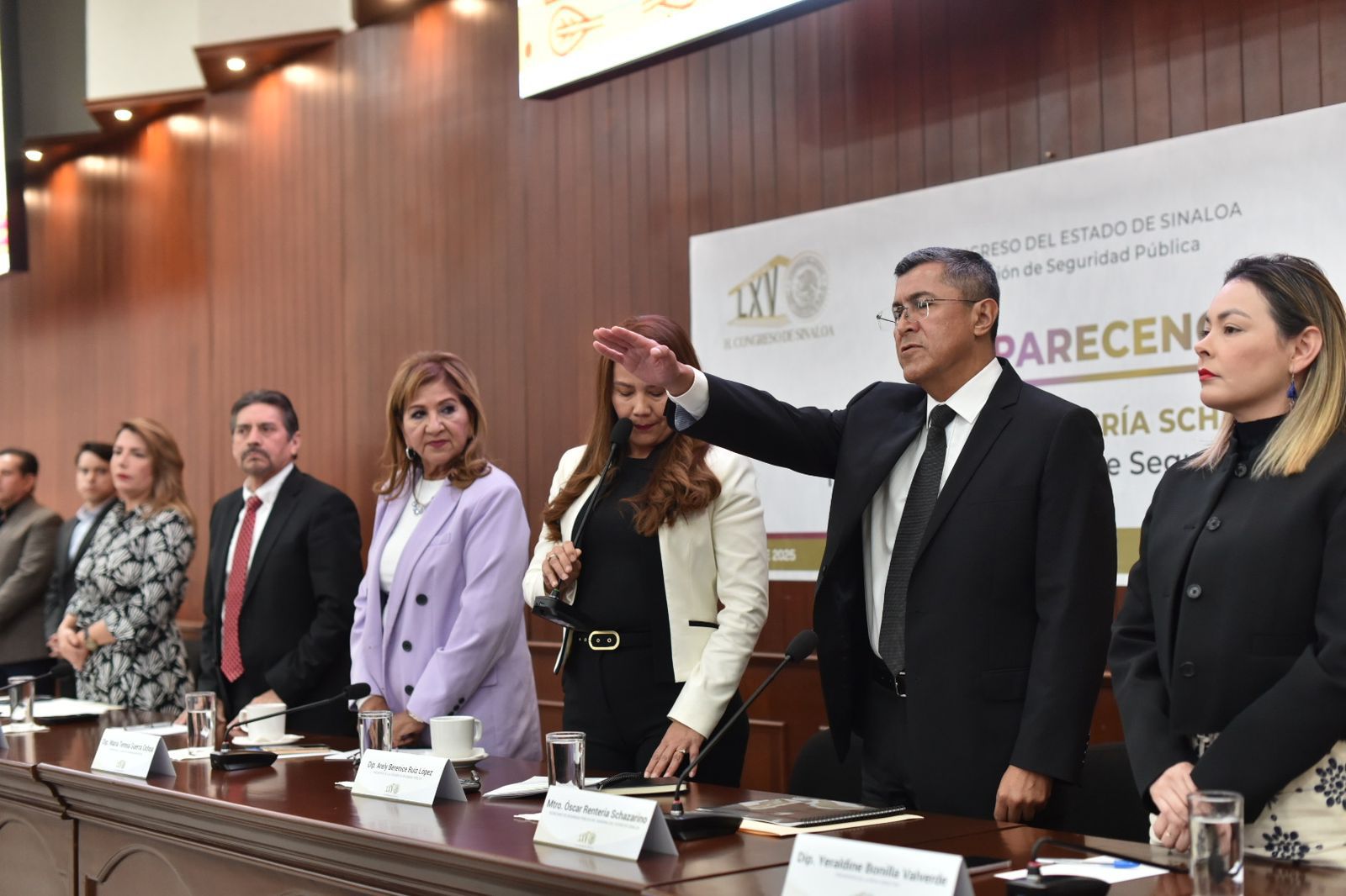 -	En su comparecencia, el secretario Oscar Rentería Schazarino informó que el 83 por ciento de las llamadas al número de emergencia son falsas emergencias.