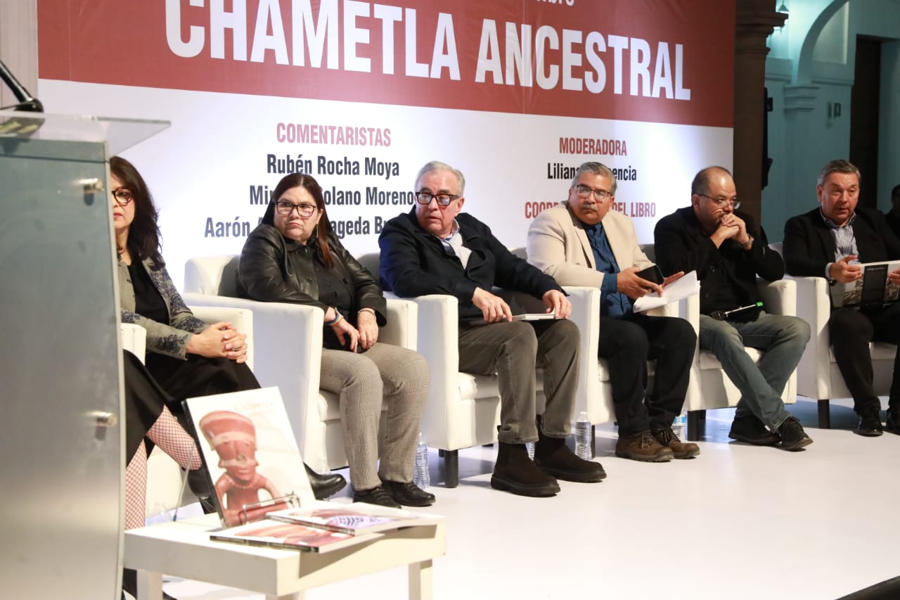 -	El mandatario estatal participó como comentarista de esta obra literaria de los autores Joel Santos y Gilberto López Castillo.