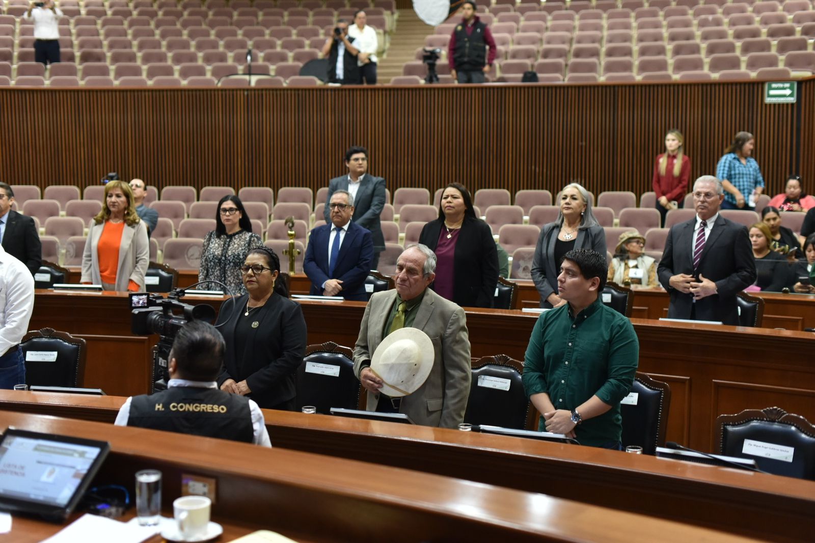 El Congreso del Estado de Sinaloa guardó un minuto de silencio en memoria de las víctimas de la violencia que afecta a Sinaloa y como muestra de respeto a las familias de éstas.
