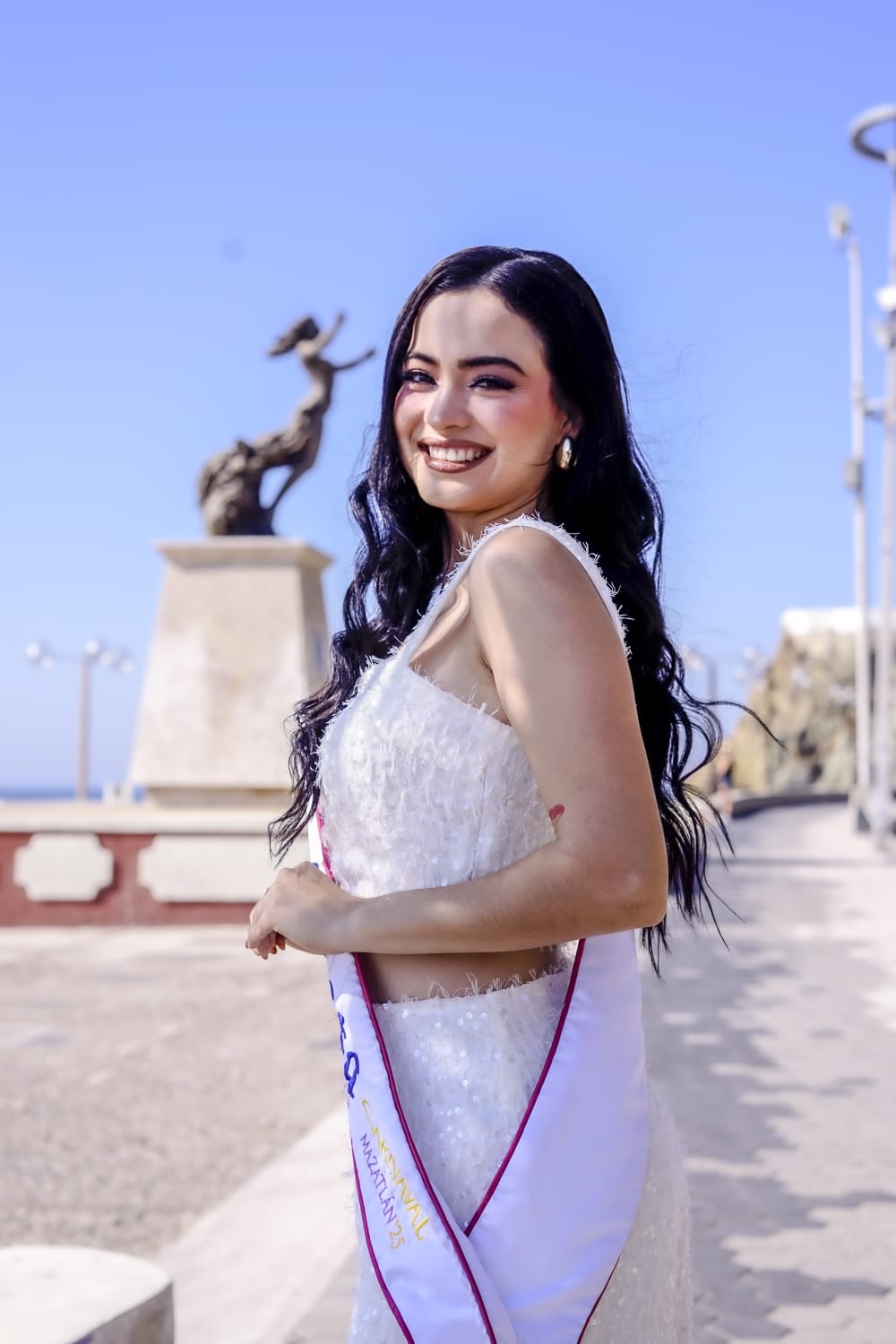Ganar un reinado es el inicio de muchos sueños, muchas metas que vienen con este certamen, con este premio, con esta corona, afirma Fernanda Lizbeth Velasco Zatarain, candidata de la porra naranja a Reina del Carnaval Internacional de Mazatlán 2025.