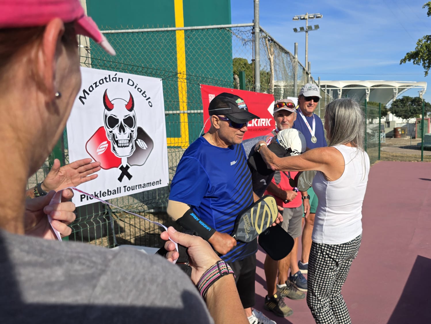 El entusiasmo iluminó las canchas de la Unidad Deportiva Sahop con el arranque de la tercera edición del Diablo Pickleball Tournament, que además de grandes emociones dejó a los primeros campeones en la categoría Parejas Varoniles