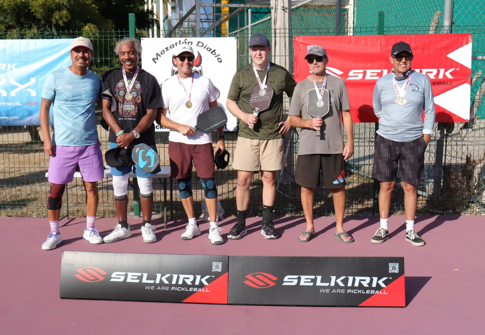 El entusiasmo iluminó las canchas de la Unidad Deportiva Sahop con el arranque de la tercera edición del Diablo Pickleball Tournament, que además de grandes emociones dejó a los primeros campeones en la categoría Parejas Varoniles