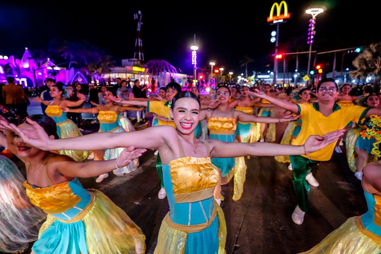 El Carnaval Internacional Mazatlán 2025 "La Perla" continuó con fuerza en el malecón de Mazatlán, donde 12 candidatas a Reinas  y 3 candidatos a Rey de la Alegría se reunieron para promover la gran fiesta que se llevará a cabo del 27 de febrero al 4 de marzo, bajo el lema: La Perla.