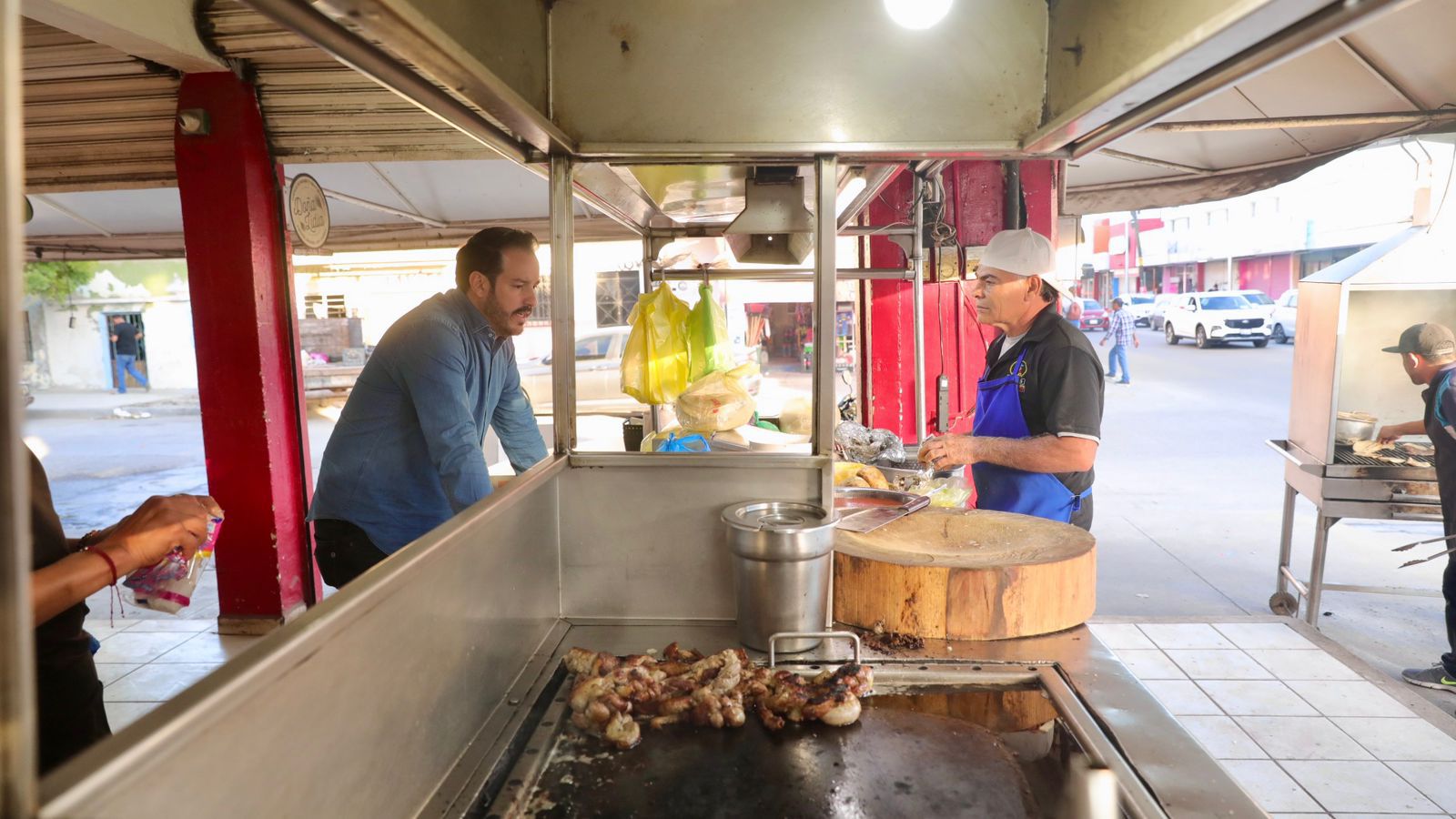 El secretario de Economía, Ricardo Velarde Cárdenas, visitó los negocios de la avenida Insurgentes en Mazatlán para conocer de cerca las necesidades de los comerciantes tras las obras de remodelación en la zona.