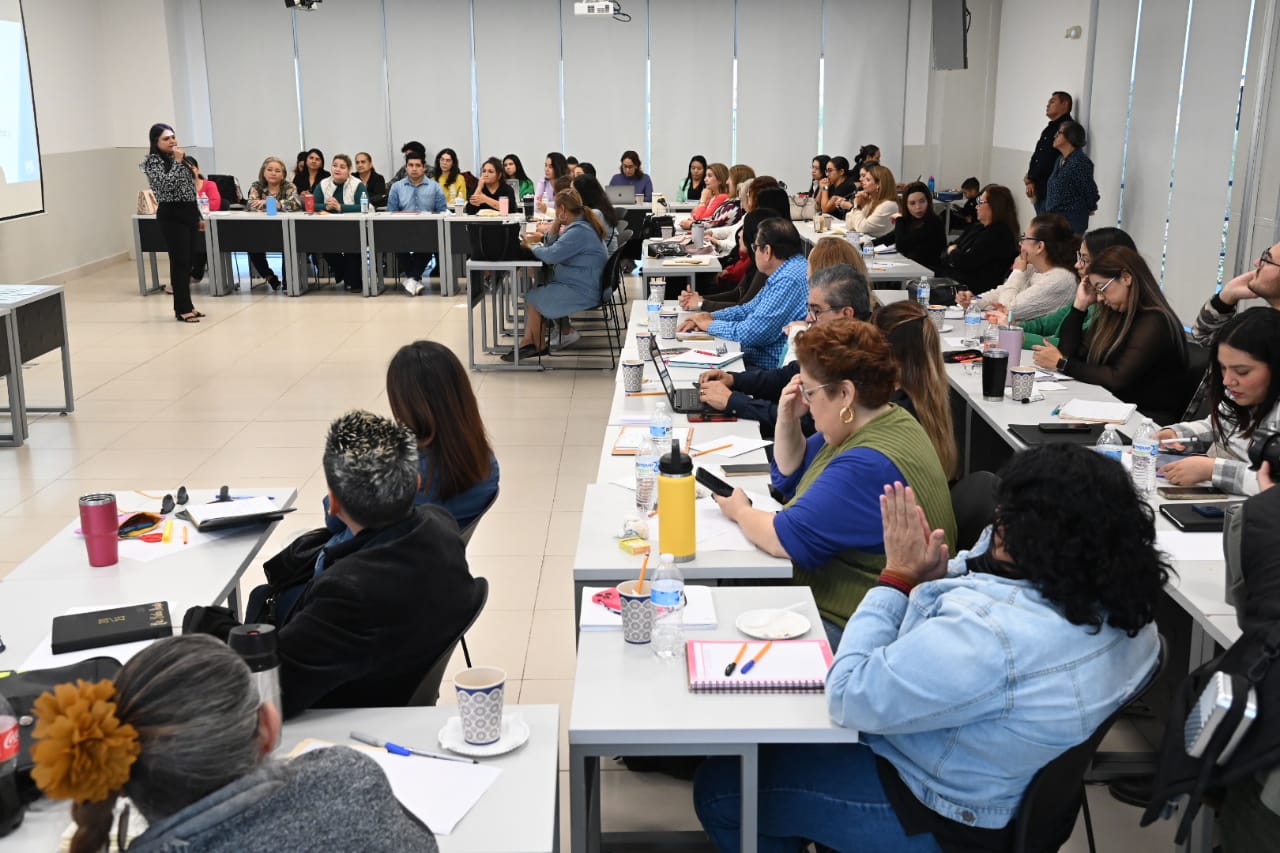 Con una sala llena de líderes de paz en formación, la Universidad Autónoma de Sinaloa (UAS), a través de la Unidad de Bienestar Universitario (UBU), presentó la segunda sesión del Diplomado Construcción de Paz desde los Derechos Humanos, el cual fue diseñado a partir de que la doctora Sofía Angulo de Madueña firmara la iniciativa ciudadana de El Gran Acuerdo para Construir la Paz y asumiera el compromiso de capacitar a quienes buscan replicar una cultura de paz en los diferentes espacios de la sociedad.