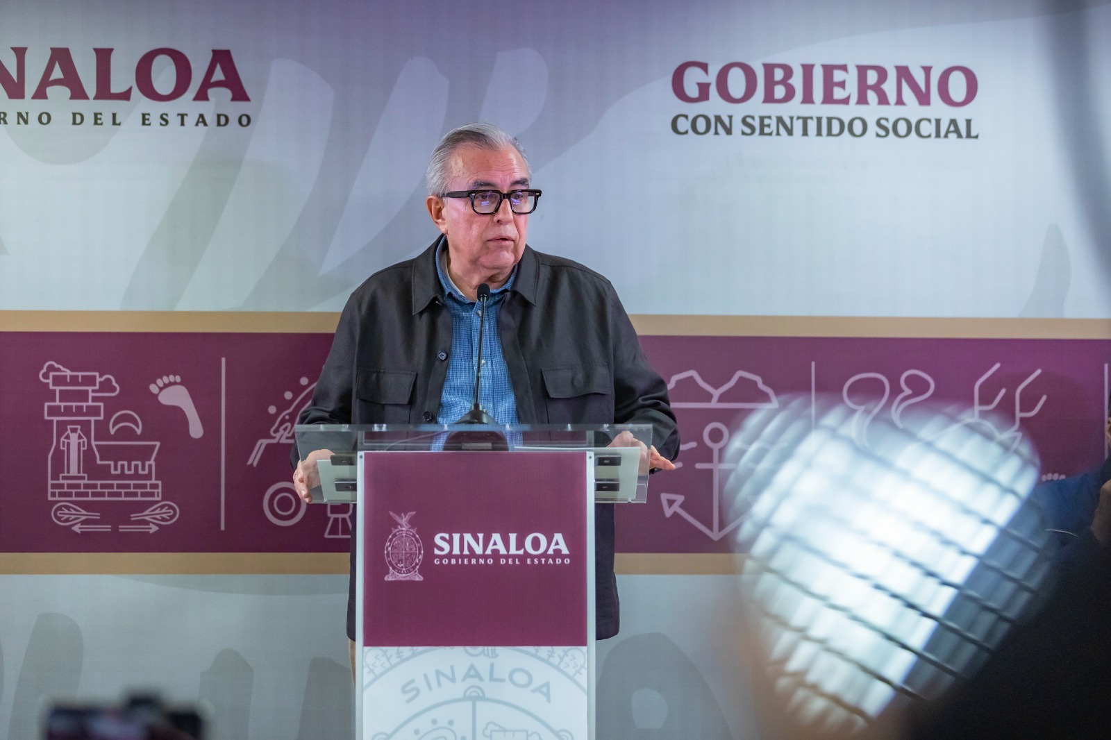 .- El gobernador Rubén Rocha Moya hizo un llamado a la sociedad para hacer causa común, pues precisó que los enemigos son la delincuencia y el encono, nunca el gobierno, por lo que pidió seguir haciendo uso de esta fuerza ciudadana expresada para privilegiar el bienestar y la paz