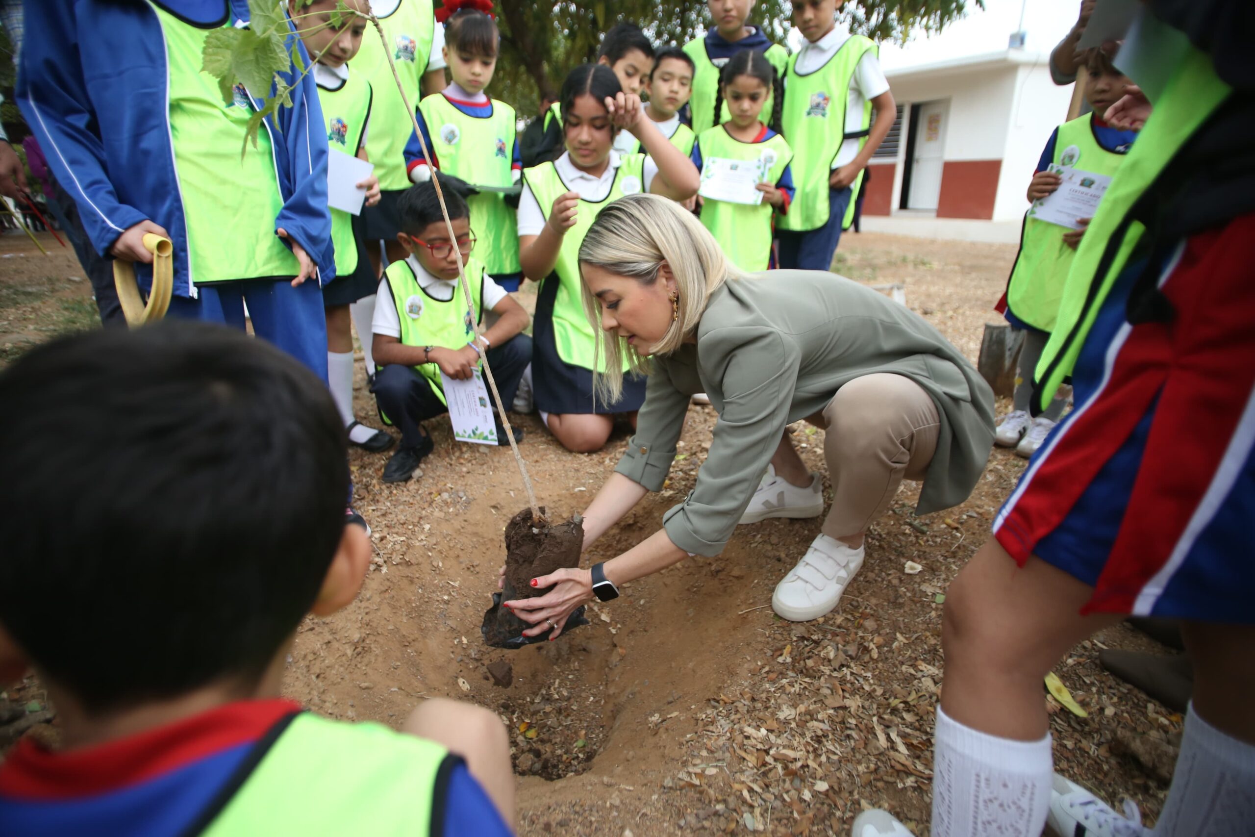 La Presidenta Estrella Palacios, y la titular de la SEPyC Sinaloa, Gloria Himelda Félix Niebla, ponen en marcha el programa Guardianes Ambientales en la Escuela Primaria Federal Insurgentes