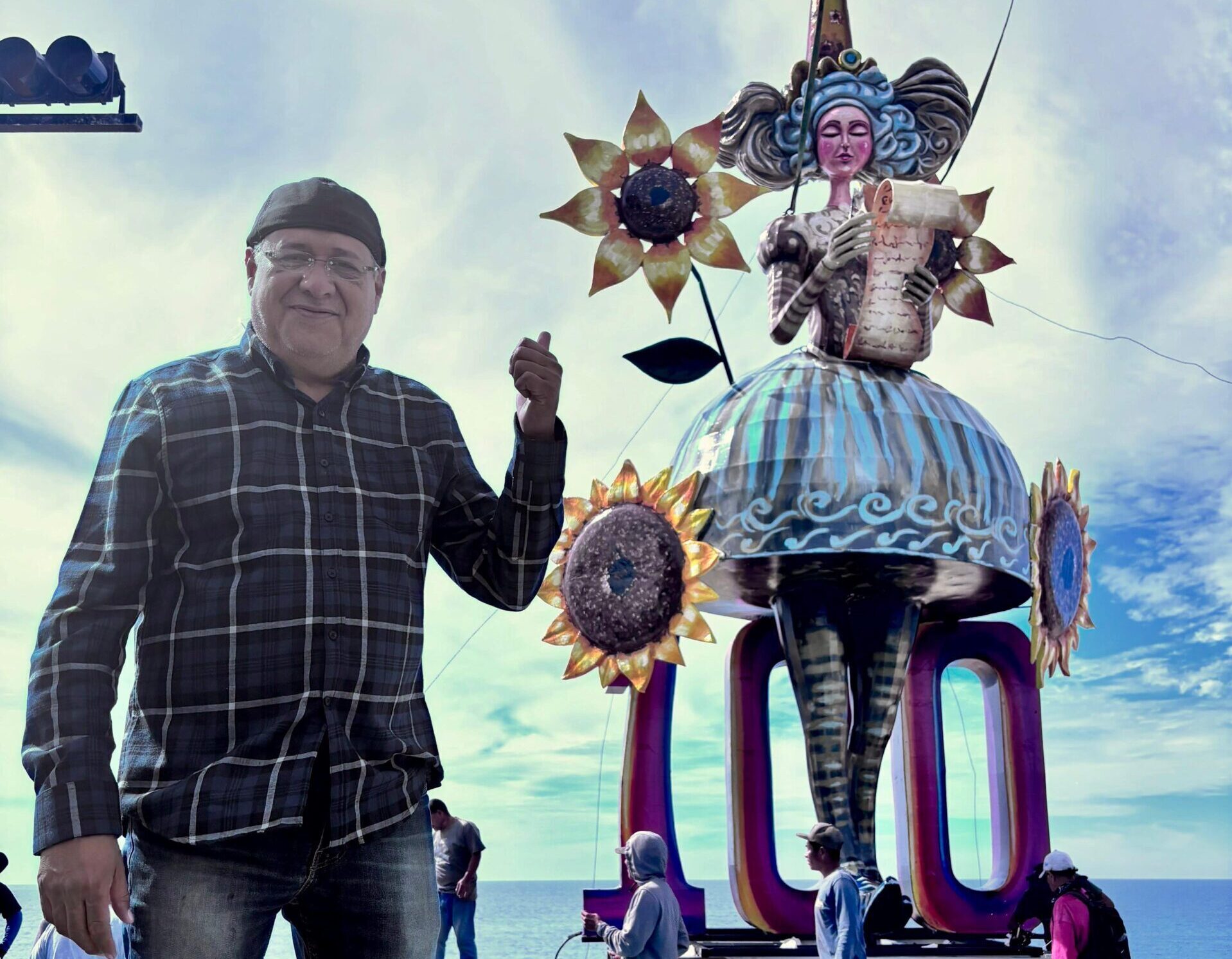 El Instituto Municipal de Cultura, Turismo y Arte de Mazatlán continuó este martes con la instalación de una impresionante escultura urbana titulada "100 años de Letras" en el malecón en el cruce con la Av. Insurgentes. La obra es un homenaje al Centenario de los Juegos Florales y es el resultado de la colaboración entre el artista plástico cubano Henri Wilson Albuernes y el pintor y escultor regiomontano Jorge González Rodríguez.