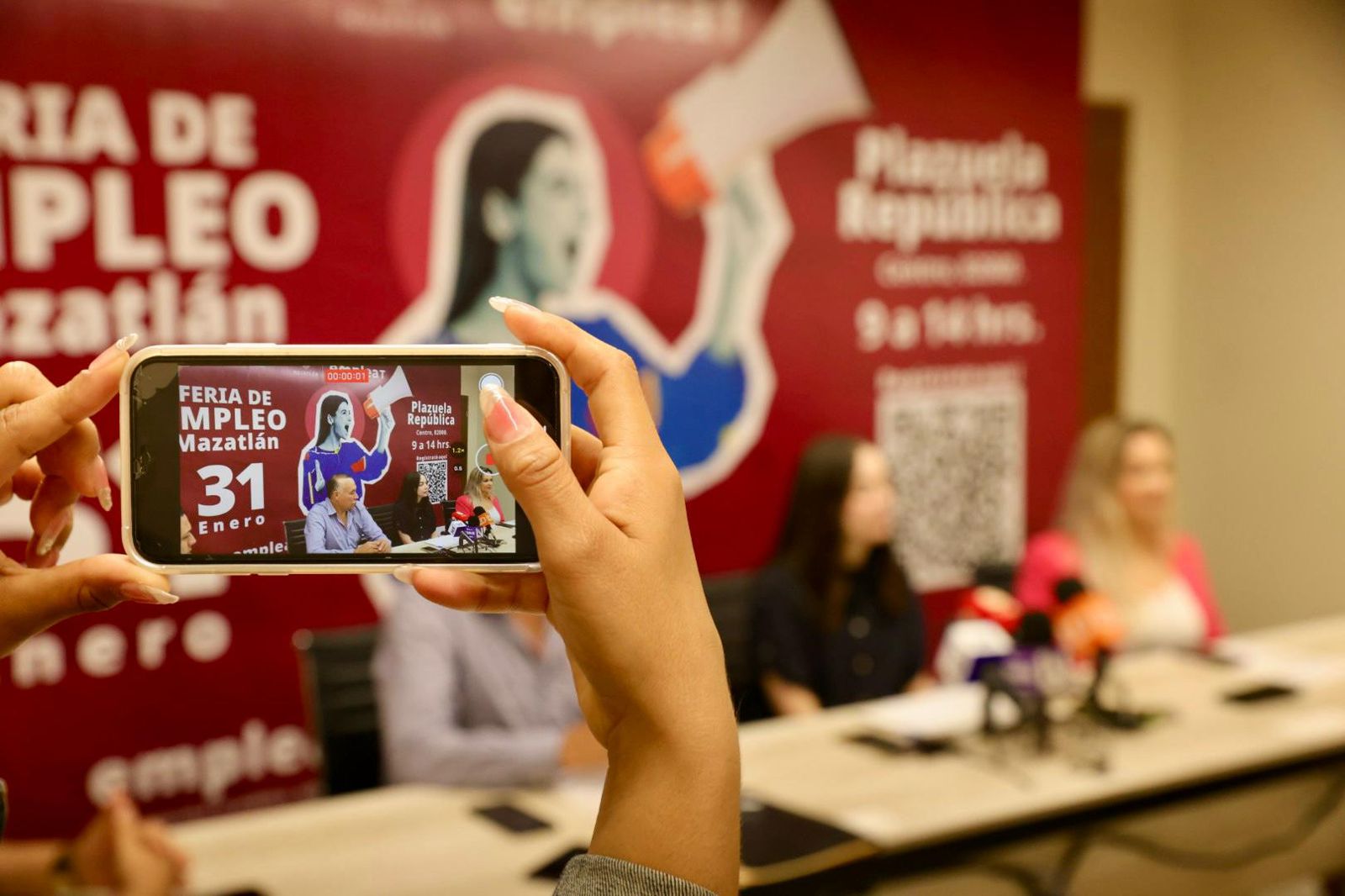 La directora del Servicio Nacional del Empleo en Sinaloa, Abril Vega Araiza, invita a las personas interesadas a acudir a la Plazuela República de 9:00 a.m. a 2:00 p.m. para conocer las vacantes disponibles en 33 empresas.