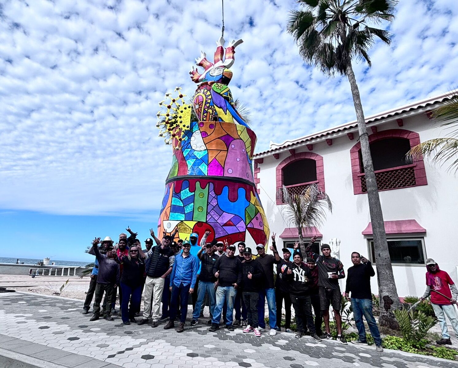 El Instituto Municipal de Cultura, Turismo y Arte de Mazatlán instaló esta mañana el monigote “La búsqueda de la perla” sobre el malecón a la altura de la Casa del Marino. Esta impresionante escultura urbana es la primera creada por el equipo Ninots, compuesto por el arquitecto mazatleco José Angel Trujillo y el español Juan José Boronat.
