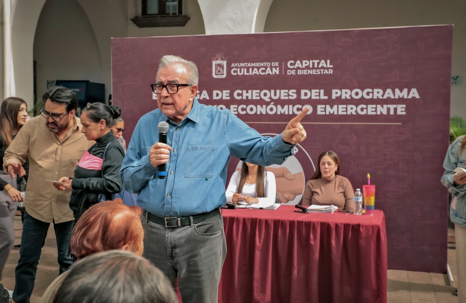 El gobernador del estado hizo una nueva entrega de 200 apoyos a tianguistas, vendedores ambulantes y pequeños restauranteros; son ya más de 49 mil comerciantes beneficiados