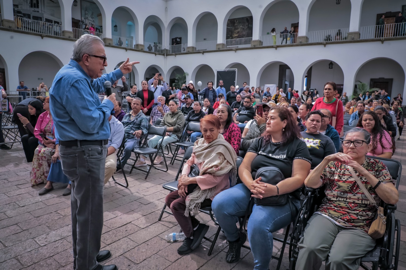 El gobernador del estado hizo una nueva entrega de 200 apoyos a tianguistas, vendedores ambulantes y pequeños restauranteros; son ya más de 49 mil comerciantes beneficiados