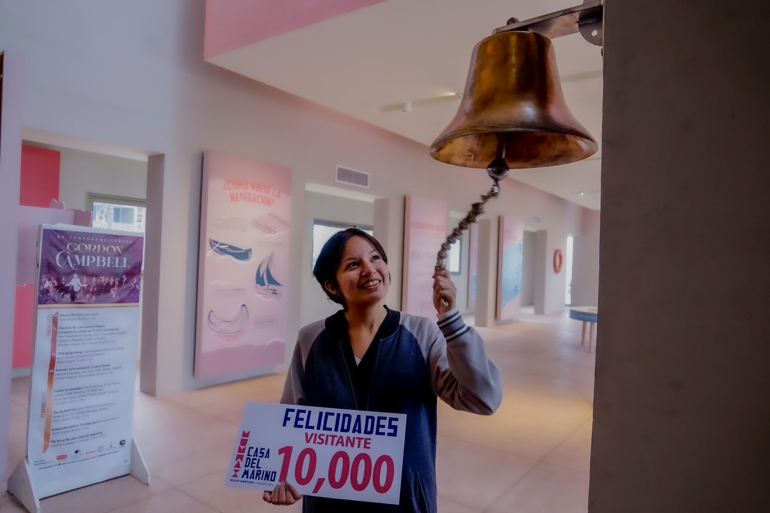 Este miércoles a las 10:20 horas, a menos de cuatro meses de su reinauguración, Museo Casa del Marino recibió a la visitante No. 10,000, la estudiante de la Licenciatura en Ciencias Biomédicas de la UAdeO, Melissa Ventura, quien fue sorprendida con un reconocimiento especial por parte del Instituto Municipal de Cultura, Turismo y Arte de Mazatlán.