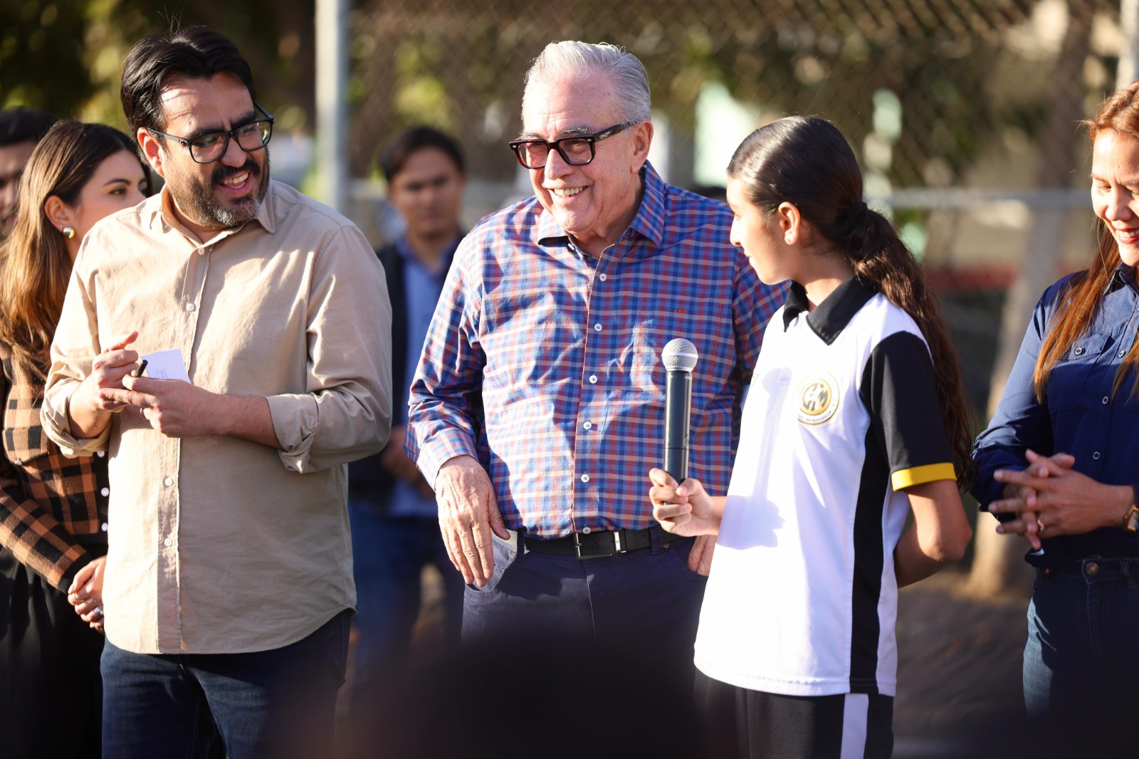 -	El mandatario estatal y el alcalde Juan de Dios Gámez entregaron la rehabilitación del campo de futbol, baños y 3 obras de pavimentación con una inversión superior a los 4.3 millones de pesos.