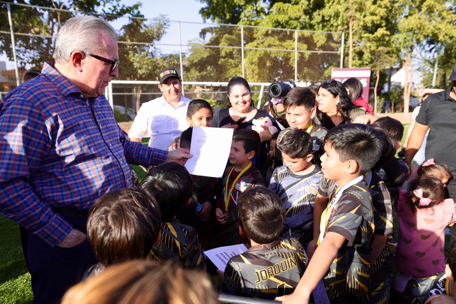 -	El mandatario estatal y el alcalde Juan de Dios Gámez entregaron la rehabilitación del campo de futbol, baños y 3 obras de pavimentación con una inversión superior a los 4.3 millones de pesos.