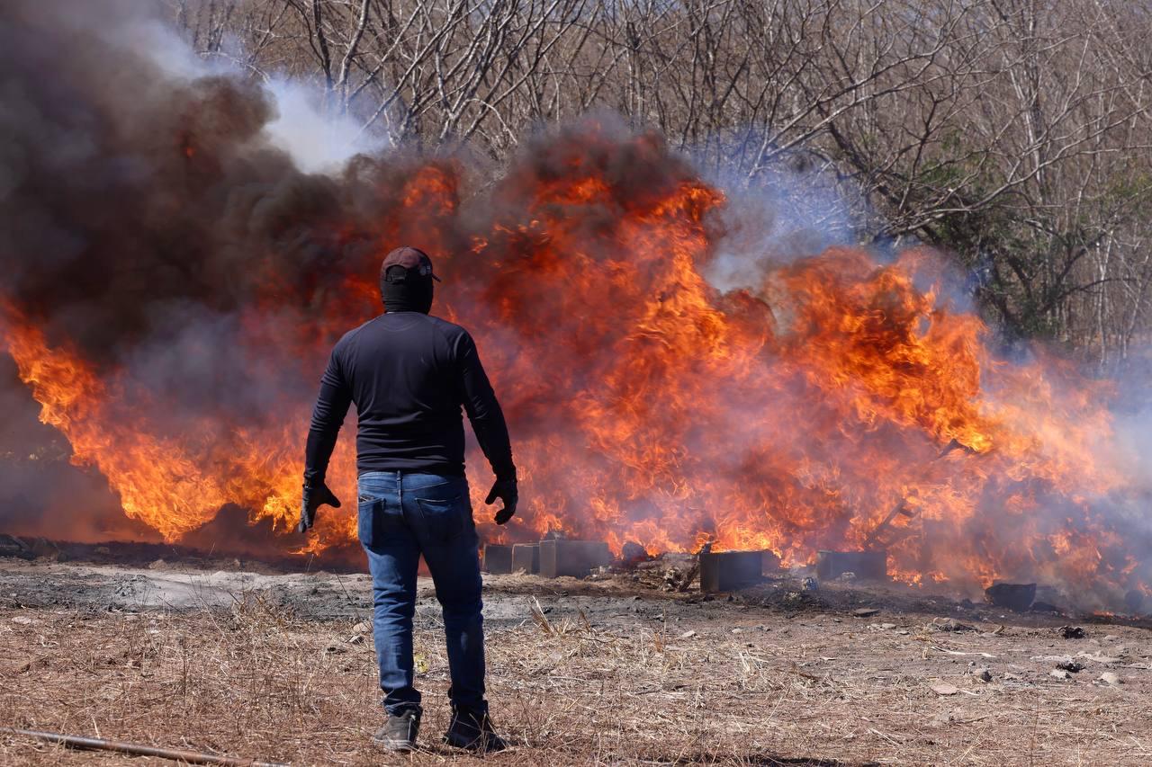 En total fueron más de tres toneladas de enervantes sintéticos y orgánicos, y objetos diversos, producto de decomisos en los municipios de Culiacán, Navolato y Mazatlán