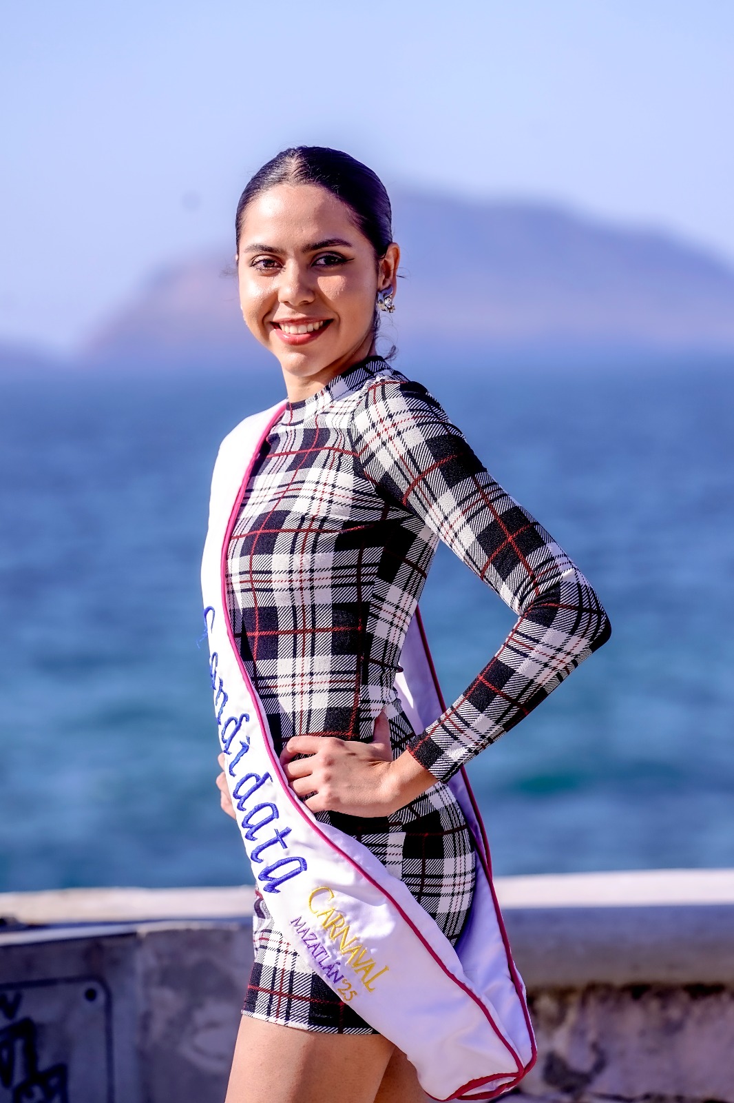 Yo quiero ganar (la corona) desde hace mucho tiempo me propuse estar arriba del escenario y ganar la Elección de Reinas, es una de mis metas, de triunfar yo estaría ganando un sueño más, afirma Melissa Cuevas Aispuro, candidata de la porra roja a Reina del Carnaval Internacional de Mazatlán.