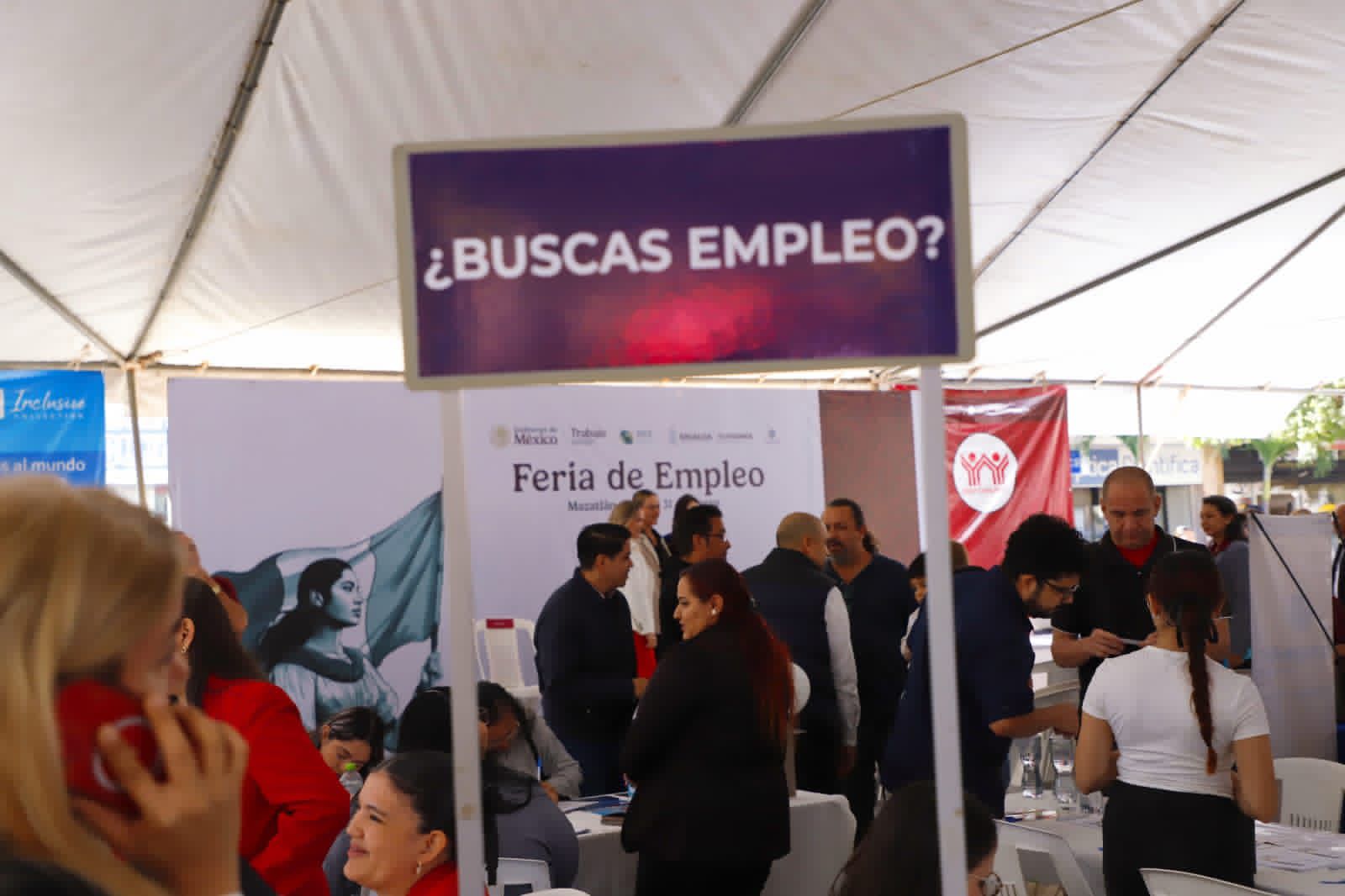 Para ampliar las oportunidades laborales, la Secretaría de Economía, a través del Servicio Nacional de Empleo en Sinaloa, fortalecerá las estrategias de vinculación con empresas, incluyendo la realización de ocho Ferias del Empleo en el estado. En la primera, celebrada en Mazatlán, participaron 33 empresas con más de 500 vacantes, logrando 71 colocaciones y 154 entrevistas de trabajo.