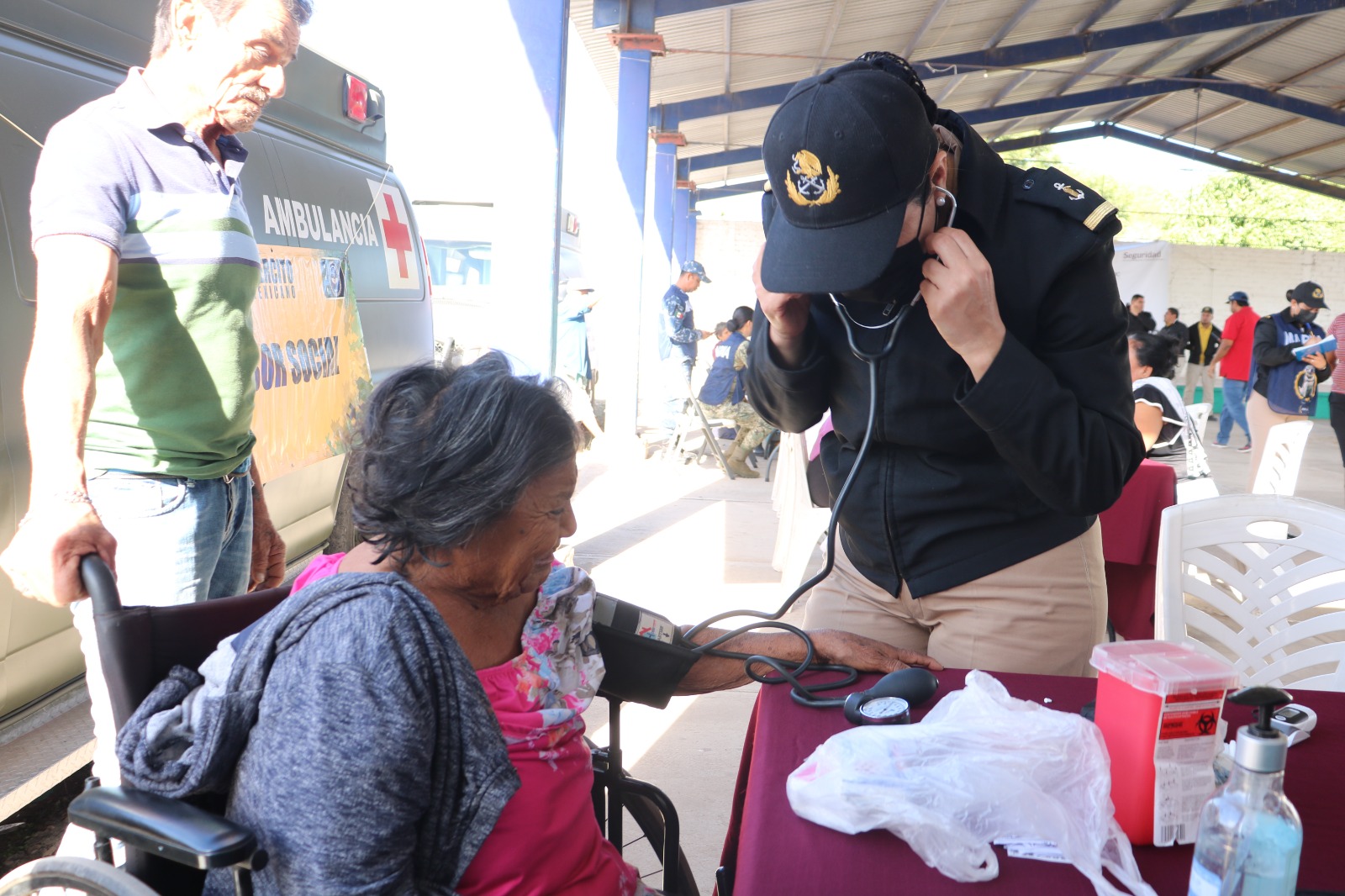 Con el objetivo de acercar servicios de salud y asistencia social a comunidades de difícil acceso, el Sistema DIF Municipal, presidido por la Dra. Lupita Stone, en coordinación con la Secretaría de Marina, Secretaría de la Defensa Nacional, Guardia Nacional y el H. Ayuntamiento de Escuinapa, llevó a cabo con éxito la Jornada de Atención Médica de Primer Contacto en la zona sur del municipio.