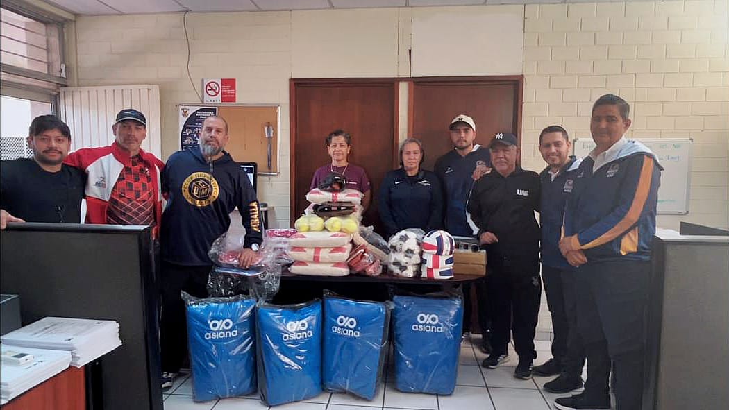 Se realizó la entrega de material deportivo para atletas y entrenadores de la Universidad Autónoma de Sinaloa (UAS), en la Coordinación de Deportes de la Unidad Regional Sur (URS), dirigida por el Maestro Javier Humberto Montaño López.