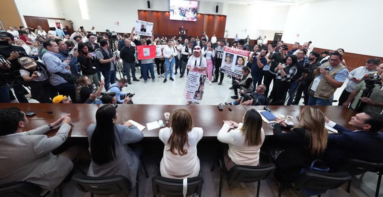 Diputadas y diputados escuchan planteamientos de manifestantes
