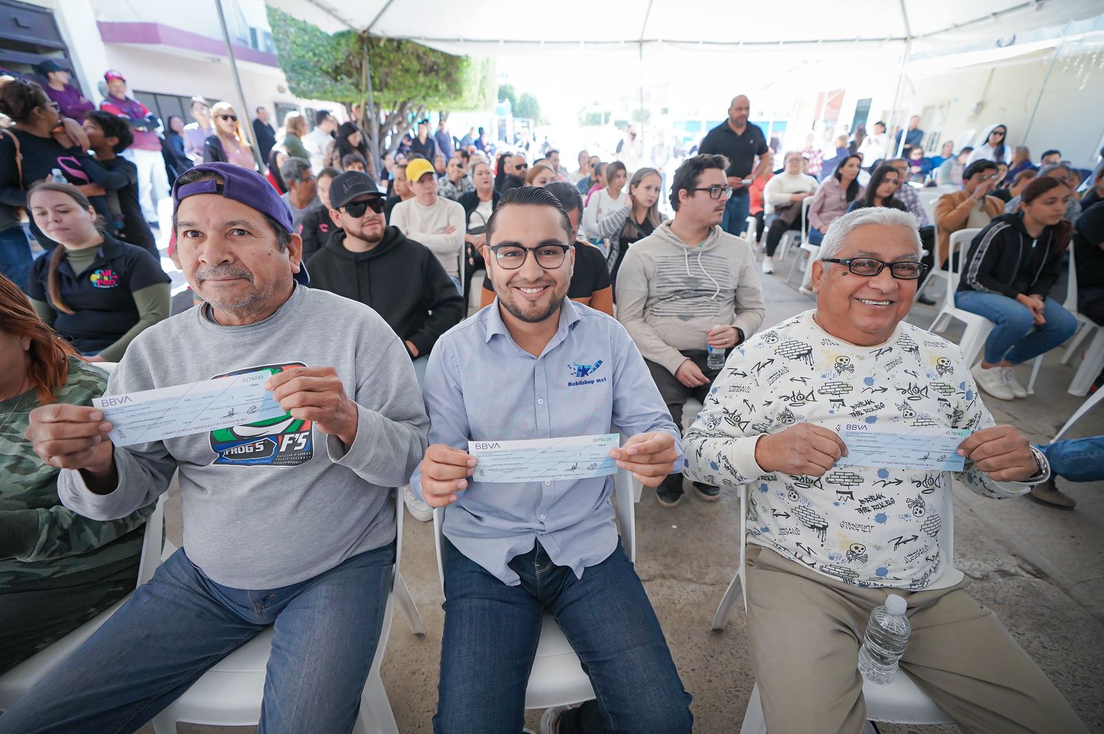 Como parte del compromiso del gobernador Rubén Rocha Moya con los comerciantes de la remodelada avenida, se entregaron 100 apoyos económicos de 10,000 y 20,000 pesos, así como créditos de 50,000 pesos con condiciones preferenciales para impulsar el crecimiento de los negocios locales.