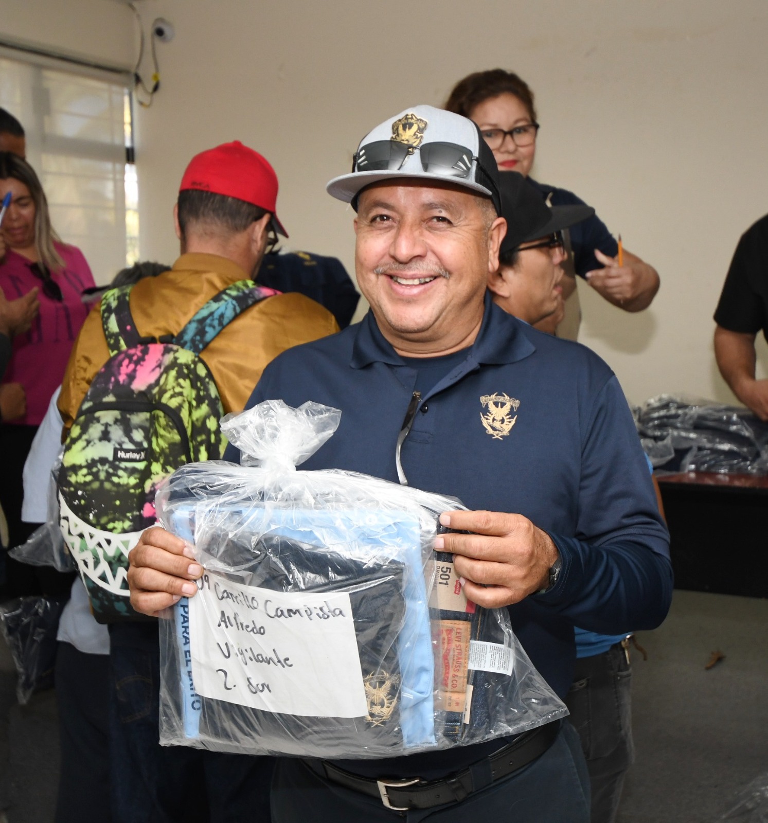 SUNTUAS entrega uniformes a personal de vigilancia y veladores en la URS