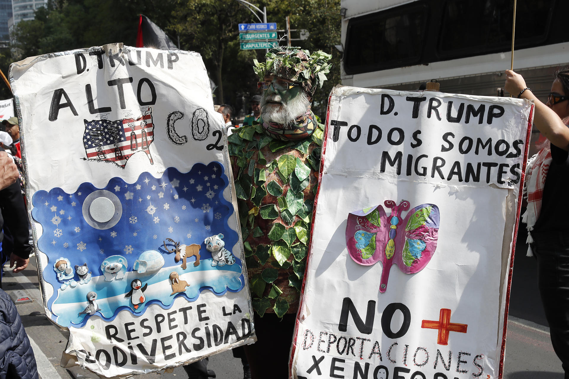 - Manifestantes golpearon y quemaron una piñata de Trump en un gesto que representa su repudio a los abusos contra los derechos humanos de los migrantes