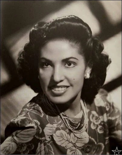 Consuelo Velázquez es un nombre que resuena en la historia de la música mexicana y mundial. Su talento como compositora la convirtió en una de las figuras más destacadas del bolero, un género que ha sido la banda sonora del romance en diferentes épocas y culturas. Su obra maestra, Bésame mucho, ha trascendido generaciones.
