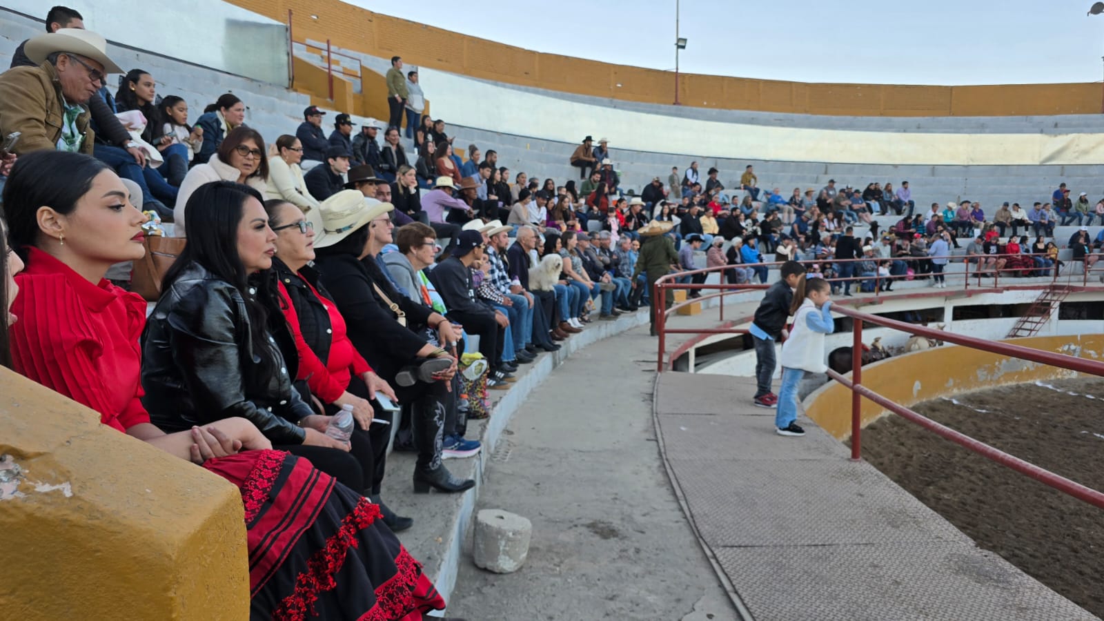 - Alrededor de 60 charros de los equipos: Ranamanía de Mazatlán, Charros El Quelite de Bernardo Osuna y Rancho El Alazán de Manuel Rivera, se dan cita en el Lienzo Charro Amado S. Guzmán, de la colonia Juárez