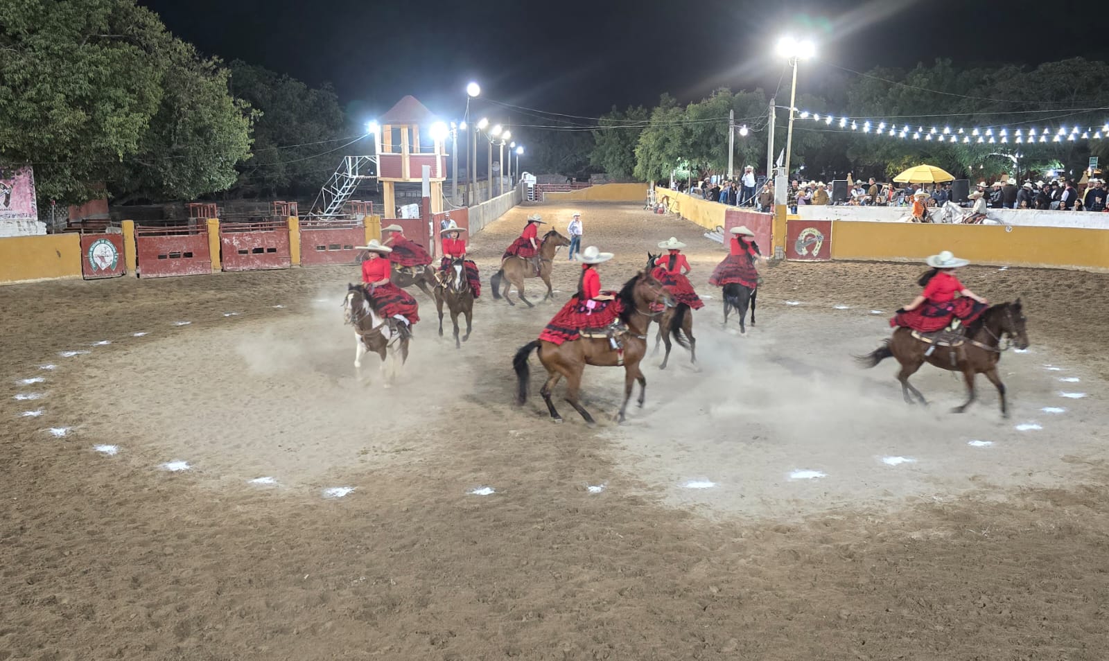 - Alrededor de 60 charros de los equipos: Ranamanía de Mazatlán, Charros El Quelite de Bernardo Osuna y Rancho El Alazán de Manuel Rivera, se dan cita en el Lienzo Charro Amado S. Guzmán, de la colonia Juárez