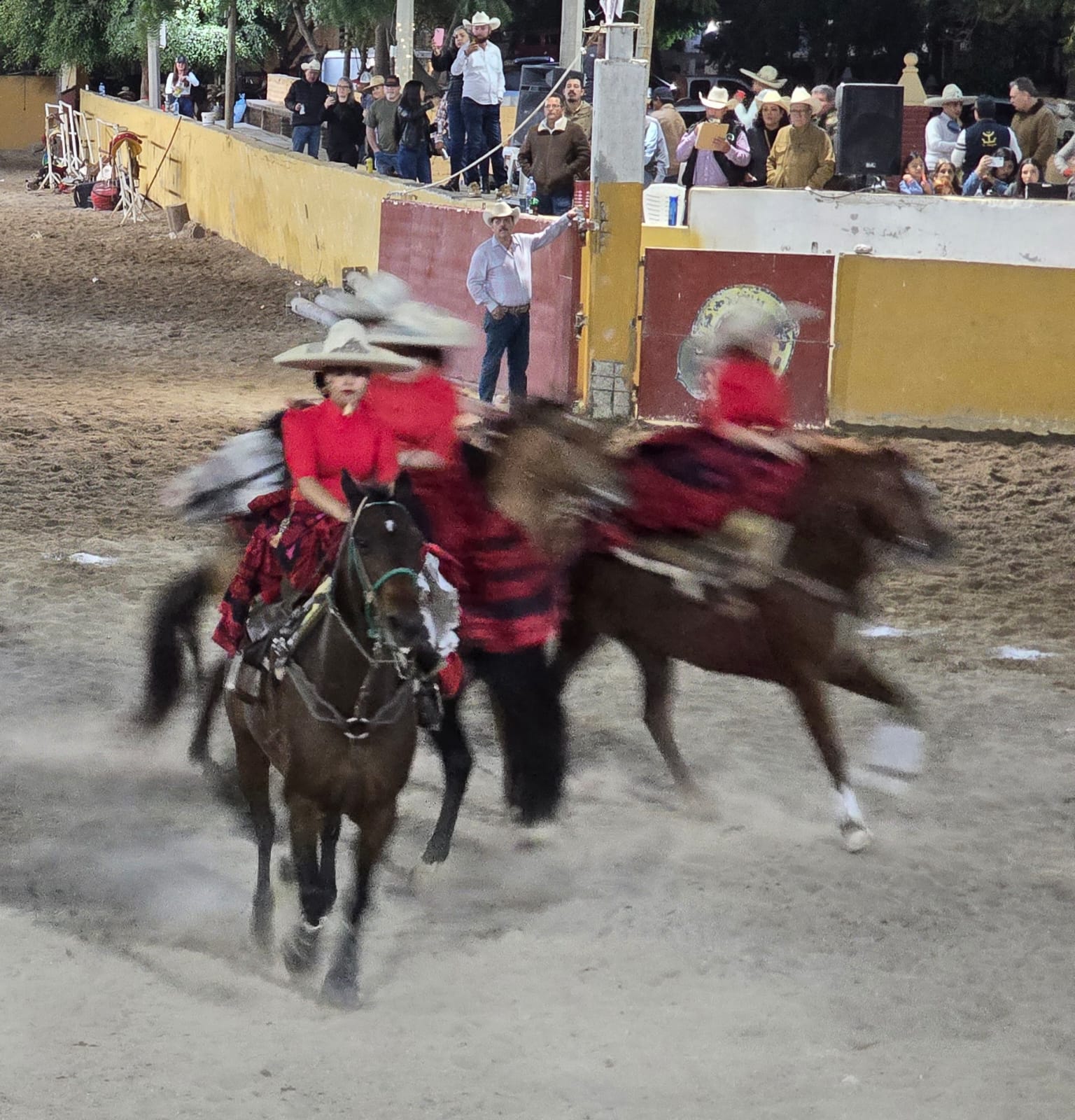 - Alrededor de 60 charros de los equipos: Ranamanía de Mazatlán, Charros El Quelite de Bernardo Osuna y Rancho El Alazán de Manuel Rivera, se dan cita en el Lienzo Charro Amado S. Guzmán, de la colonia Juárez