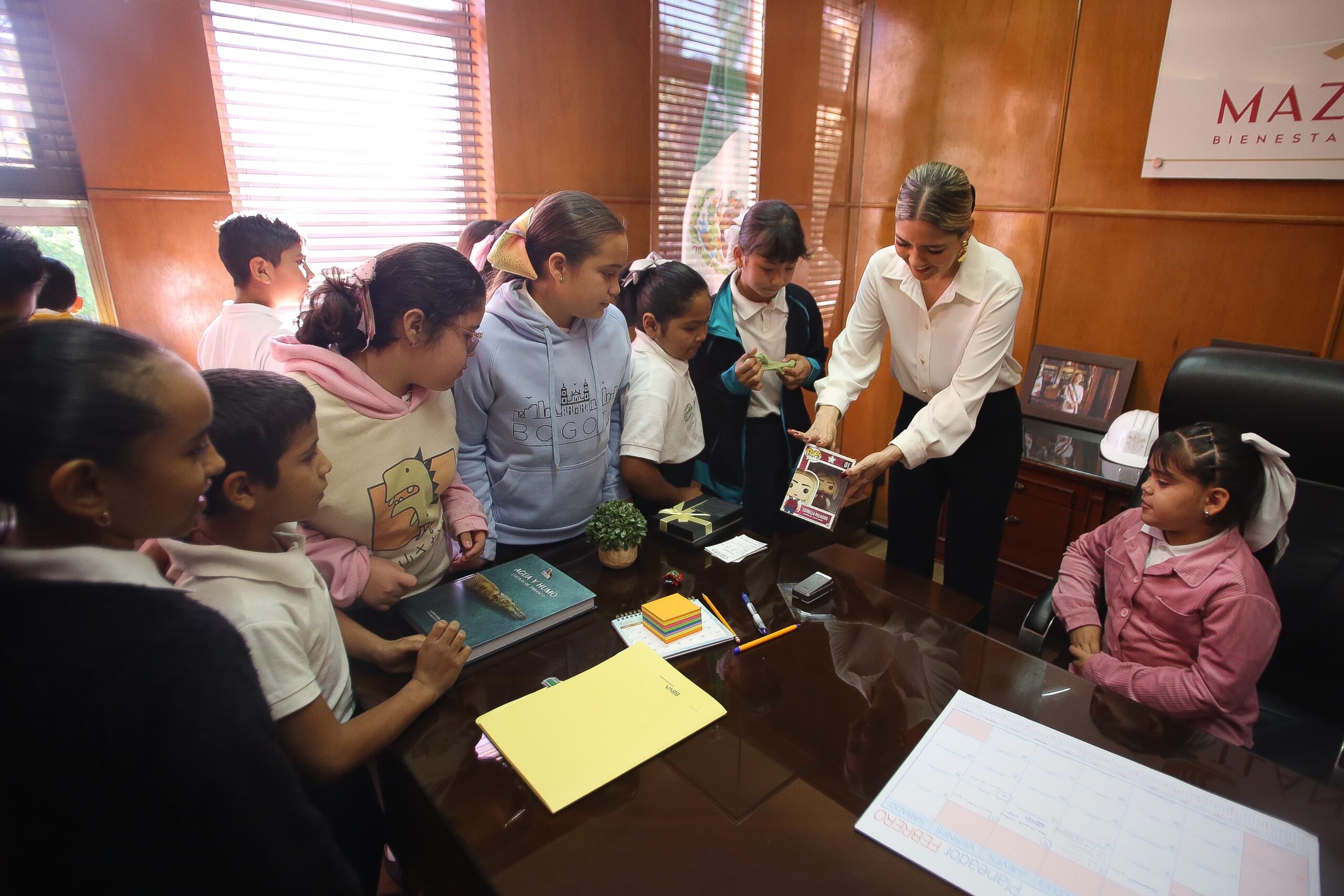 La Presidenta de Mazatlán, Estrella Palacios Domínguez, invita a las y los alumnos a conocer la oficina de Presidencia y Sala de Cabildo