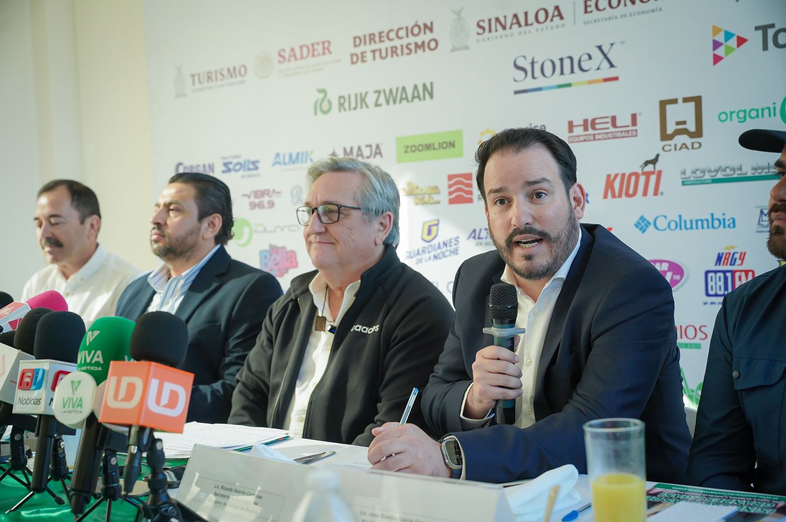 El secretario de Economía, Ricardo Velarde Cárdenas, destacó que la Expo Agro 2025 es una oportunidad clave para reactivar la economía de sectores estratégicos en la región. Reafirmó que el compromiso del gobernador Rubén Rocha Moya es seguir impulsando el crecimiento de Sinaloa.
