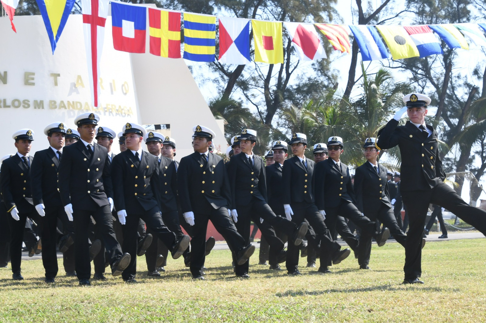– La Secretaría de Marina a través de la Coordinación General de Puertos y Marina Mercante informa que, hoy se realizó la ceremonia conmemorativa al 106 aniversario de la Escuela Náutica Mercante de Veracruz “Fernando Siliceo y Torres”, en el puerto de Veracruz, Ver. 