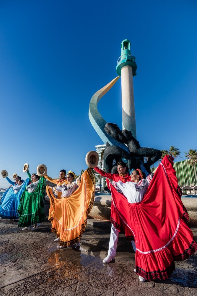 Con el lanzamiento por parte de la Secretaría de Turismo federal de la campaña “Un Mar de Historias”, se busca posicionar a Mazatlán como un lugar ideal para vacacionar y un referente en la industria de reuniones, deportes, bodas, pesca y otros segmentos turísticos, informó la secretaria de Turismo de Sinaloa, Mireya Sosa Osuna.
