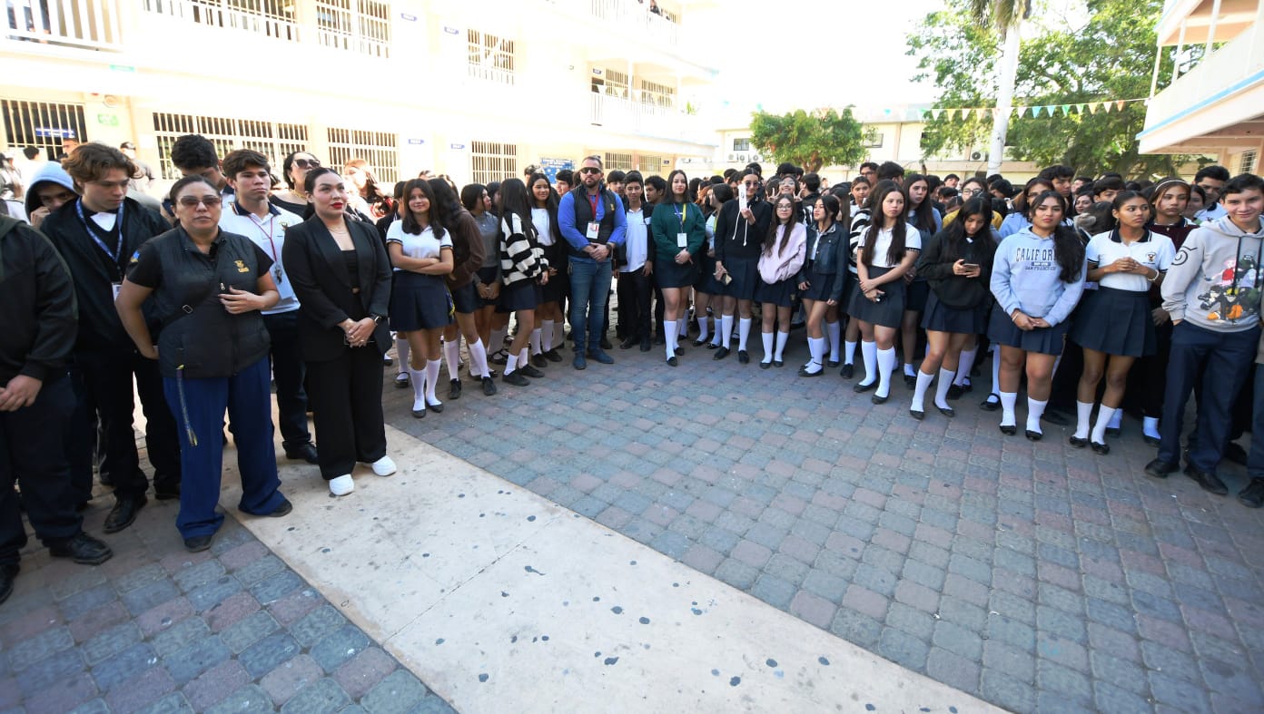 “Esta Feria de la Salud en conjunto con PrevenIMSS y Bienestar UAS se realiza con el objetivo de que los jóvenes bachilleres aprovechen estos servicios que brinda el IMSS, resaltando que traen métodos preventivos para la salud de los alumnos, siendo la salud un pilar para los seres humanos”, destacó Tostado Ramírez.