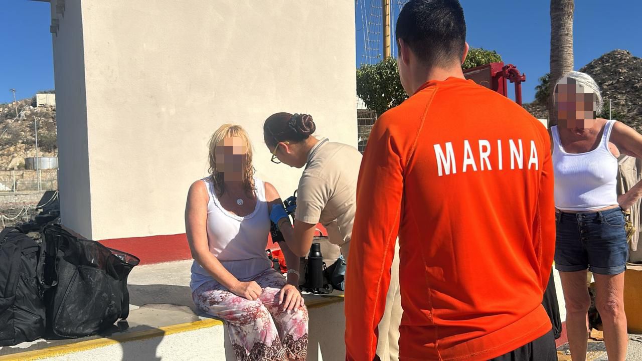 Personal Naval rescata a cinco personas en inmediaciones de Playa del Amor en Cabo San Lucas, Baja California Sur