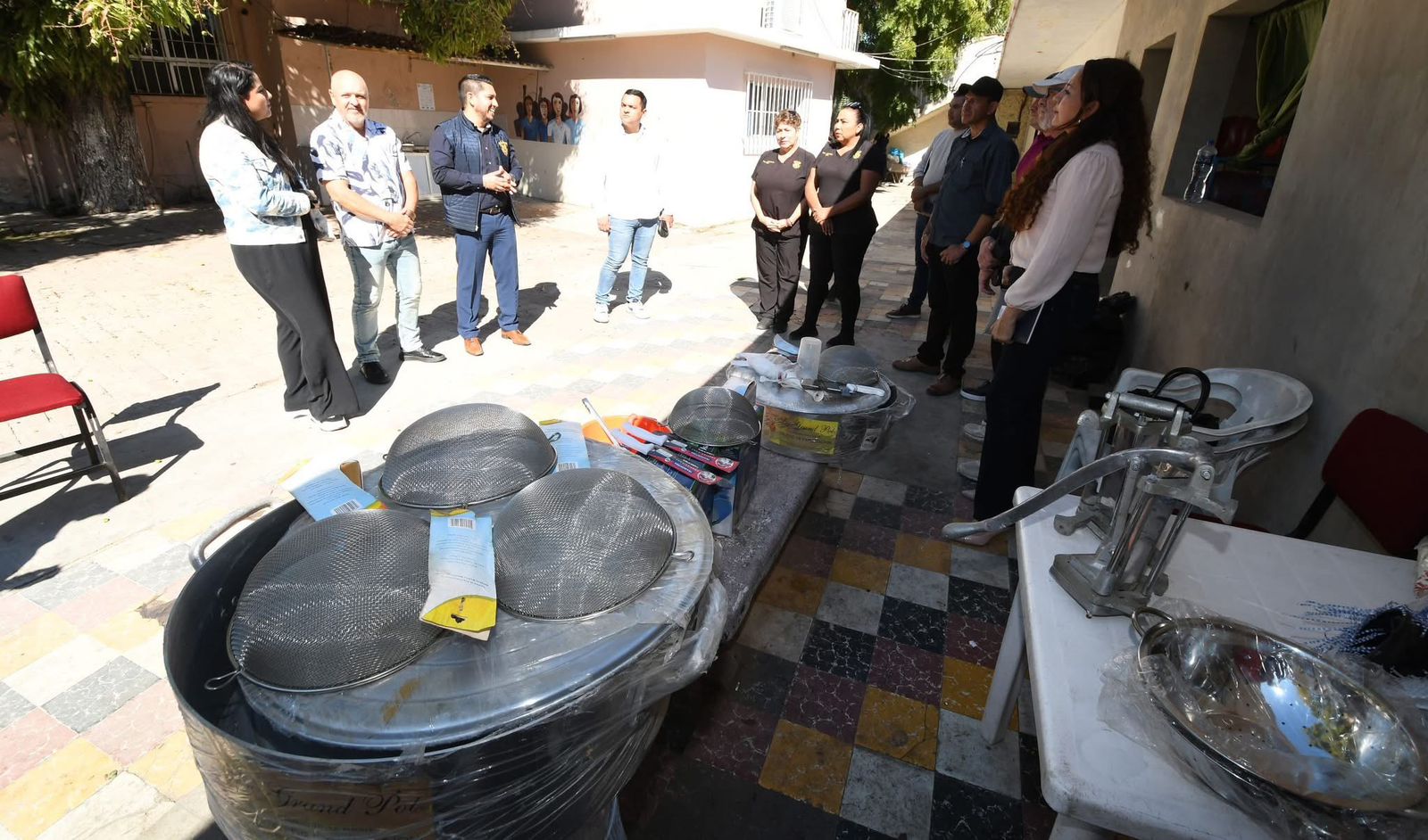 Atendiendo al llamado del Vicerrector de la Zona Sur, Dr. Manuel Iván Tostado Ramírez, la Dirección General de Casas Asistenciales de la Universidad Autónoma de Sinaloa realizó la entrega de instrumentos de cocina para las Casas de Estudiantes “Ernesto Che Guevara” y “Eustaquio Buelna Pérez”.