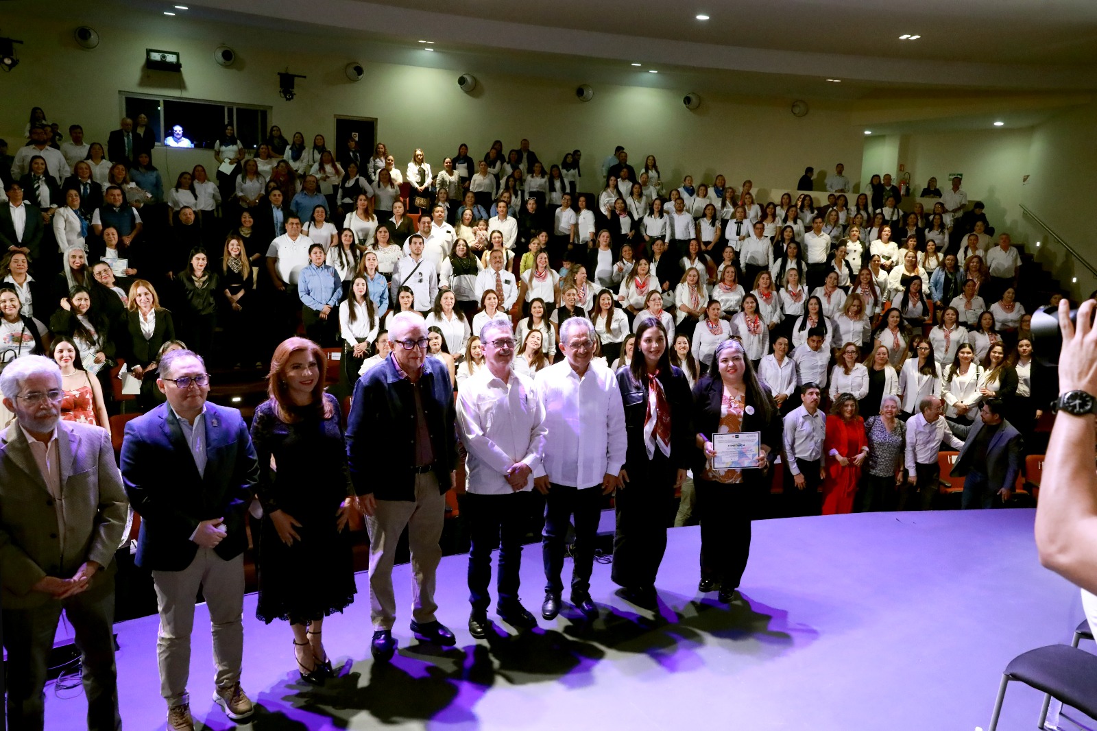 Al entregar sus reconocimientos a 350 maestros que cursaron el Diplomado de Matemáticas, Ciencias y Lenguaje para Docentes de Educación Básica, el gobernador Rubén Rocha Moya instruyó a la titular de la SEPyC, Gloria Himelda Félix Niebla, para convertir este Diplomado en una Maestría en Enseñanza de la Ciencia, para mejorar la calidad educativa que se imparte a la niñez sinaloense.